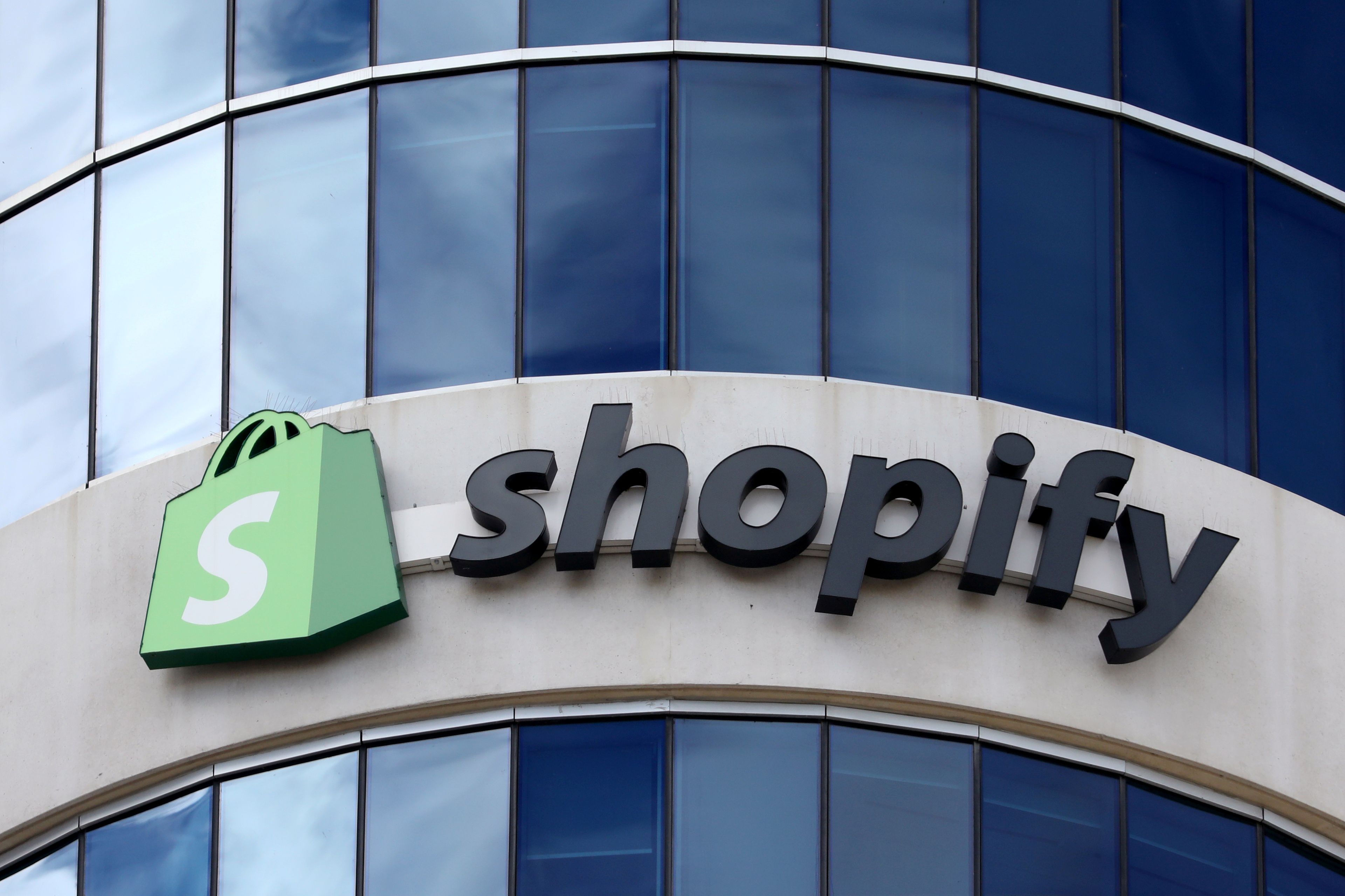 El logo de Shopify en su sede de Ottawa.