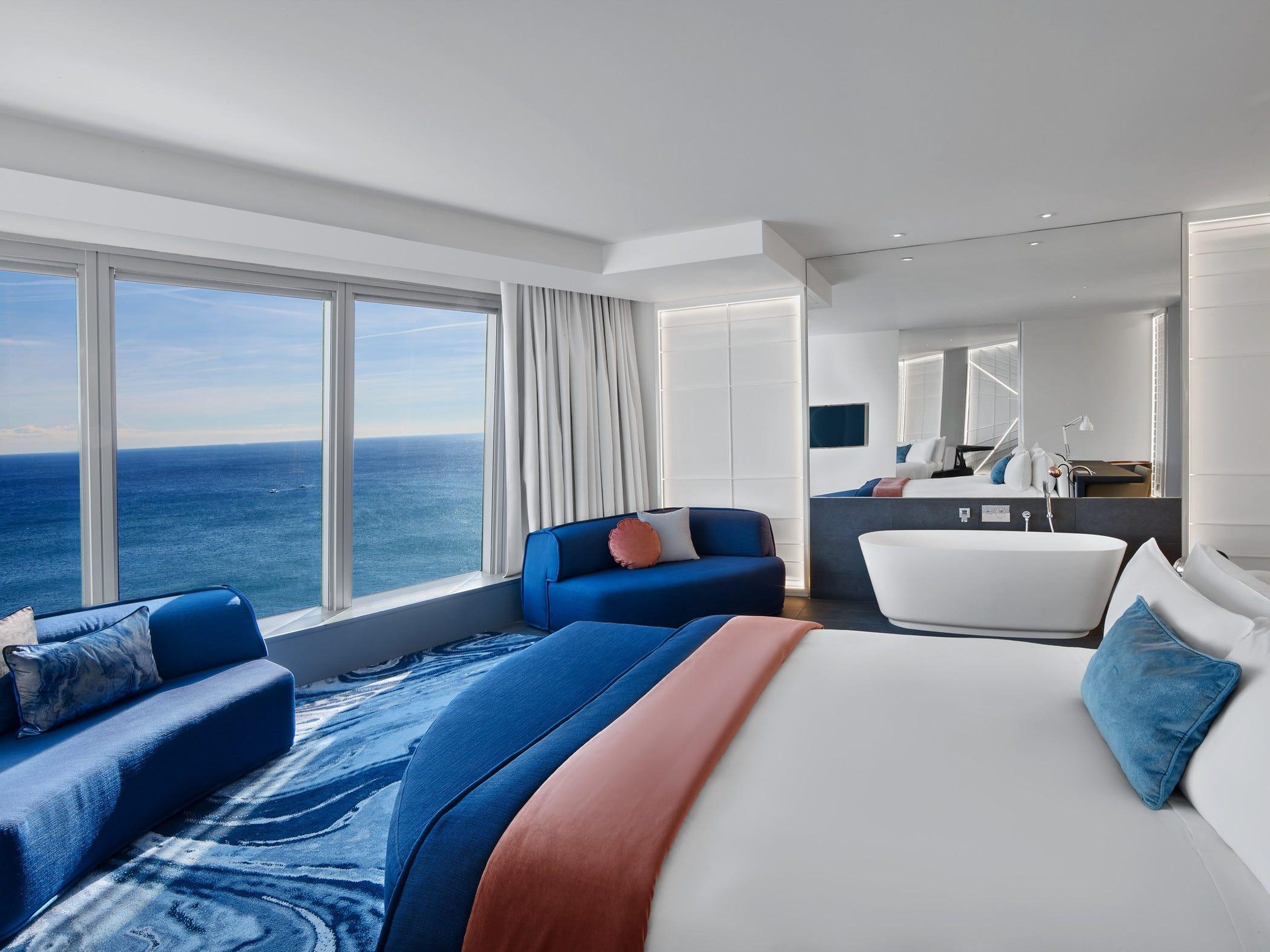 Las lujosas habitaciones tienen vistas al mar.