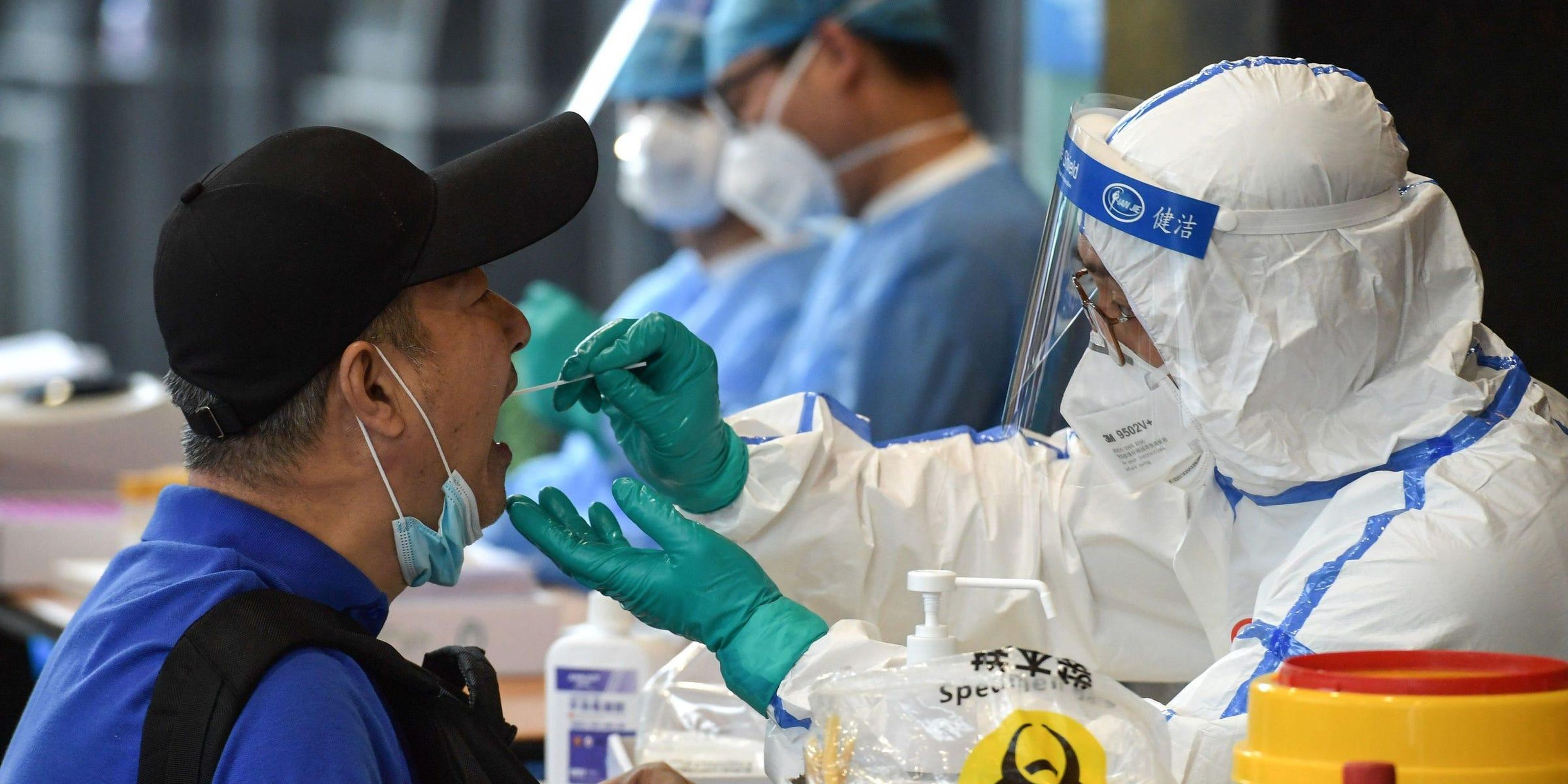Un hombre es sometido a pruebas de detección del coronavirus en Nanjing, al este de China, el 15 de junio de 2020.