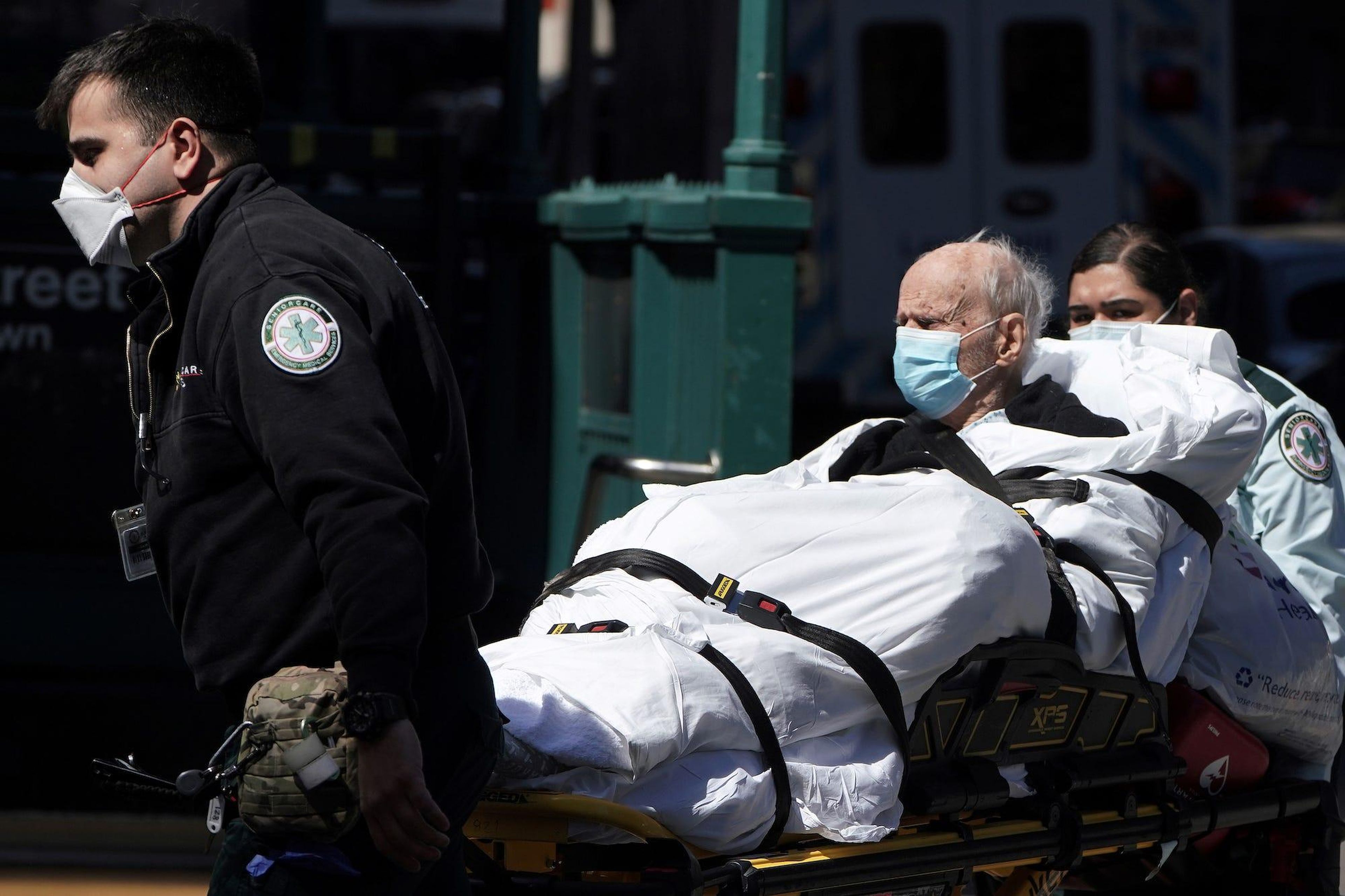 Llevan a un paciente en camilla a una ambulancia en Nueva York el 27 de marzo.