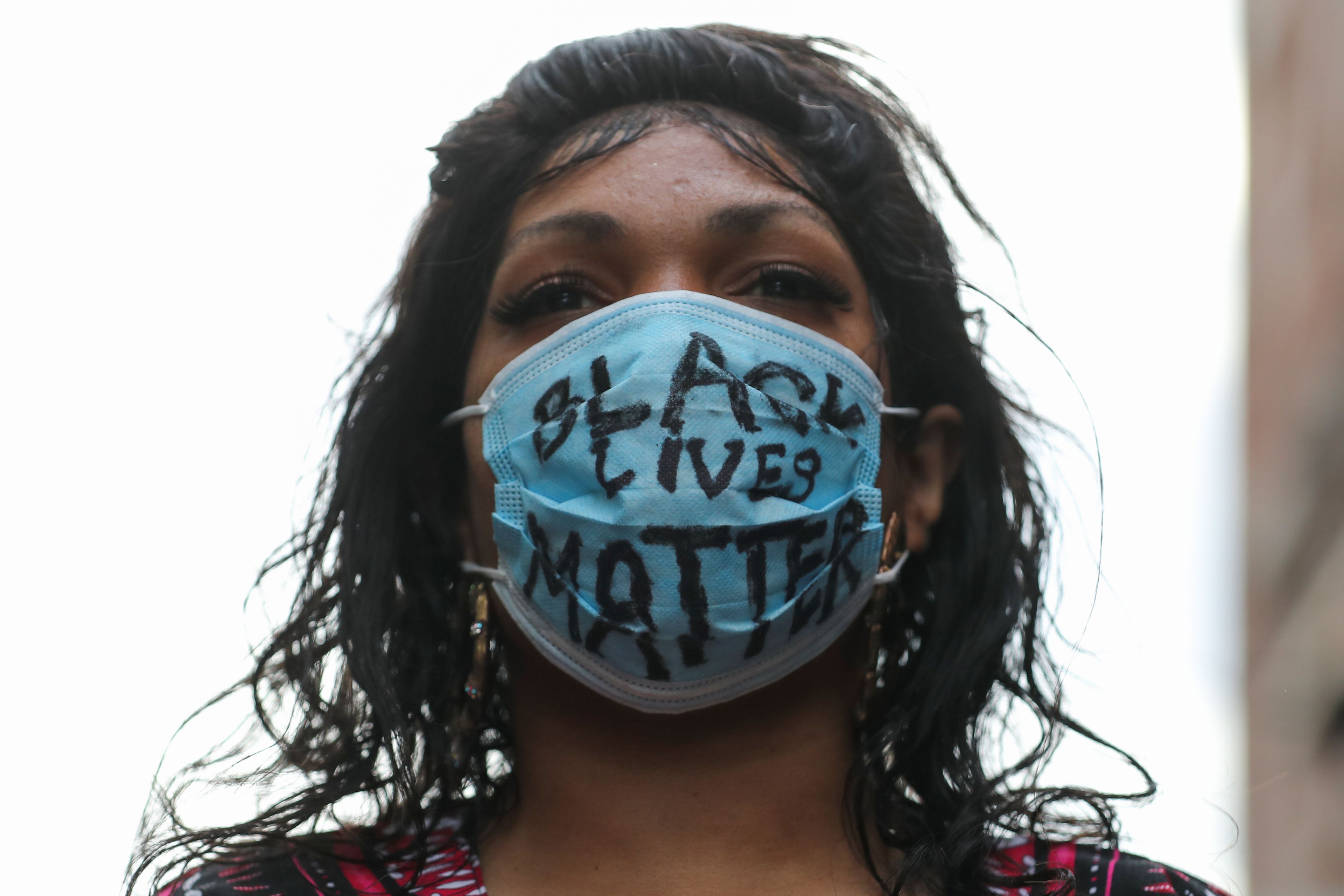 Una manifestante durante las protestas del movimiento 'Black lives matter' en Nueva York tras la muerte de George Floyd..