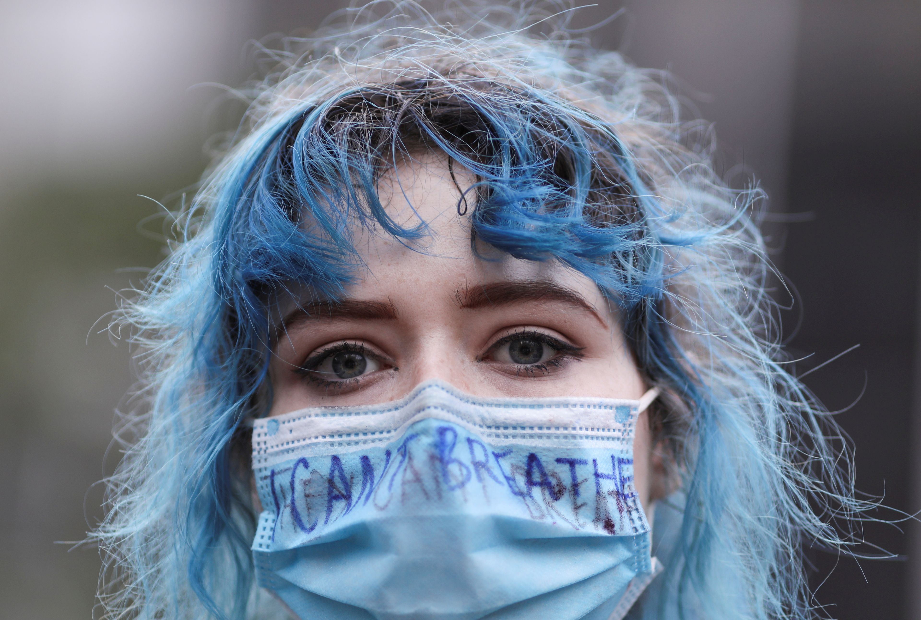 Una manifestante del movimiento 'Black lives matter' durante la pandemia del coronavirus