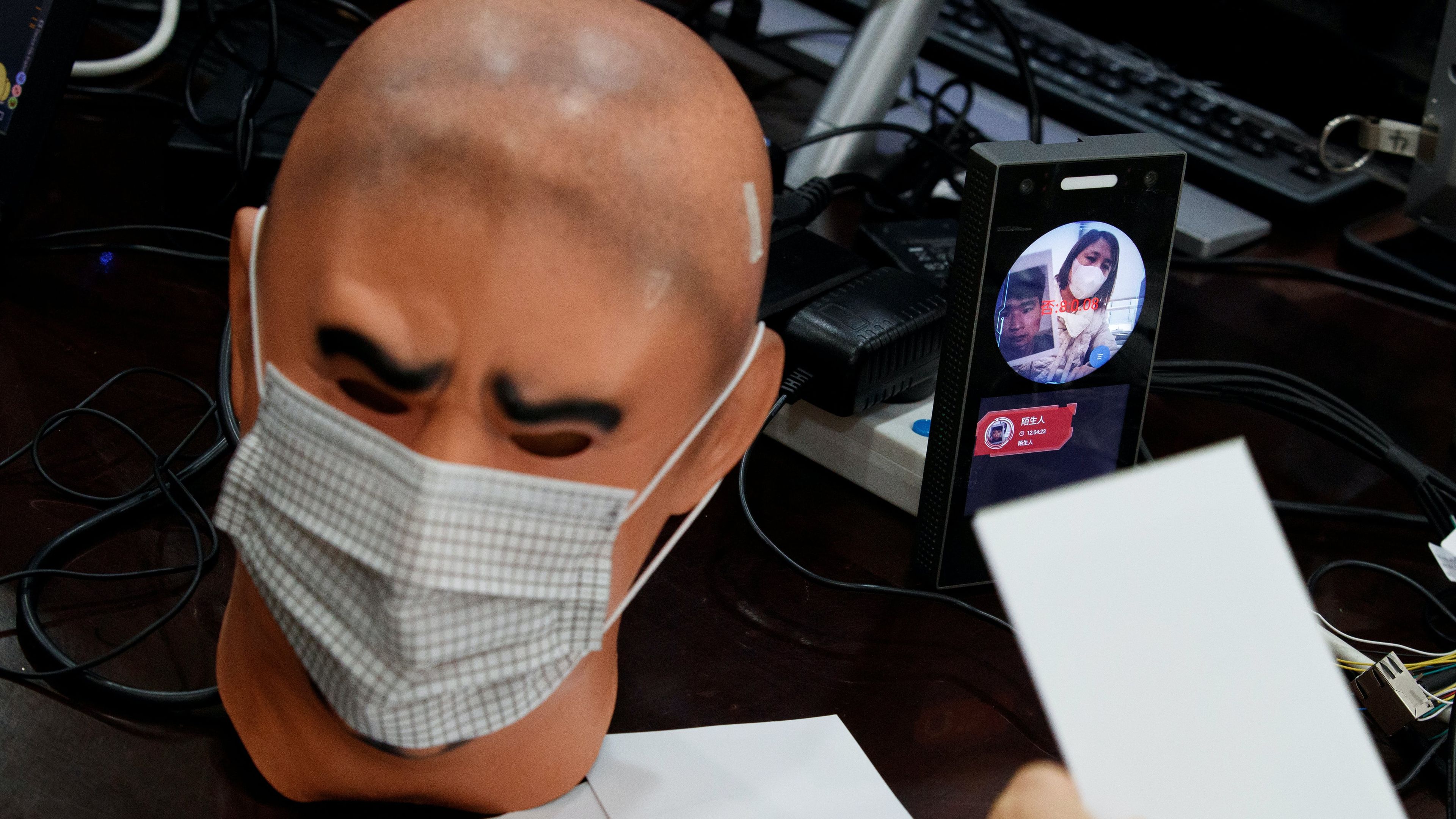 Pruebas de reconocimiento facial a un maniquí con mascarilla durante la crisis del COVID-19 en China.