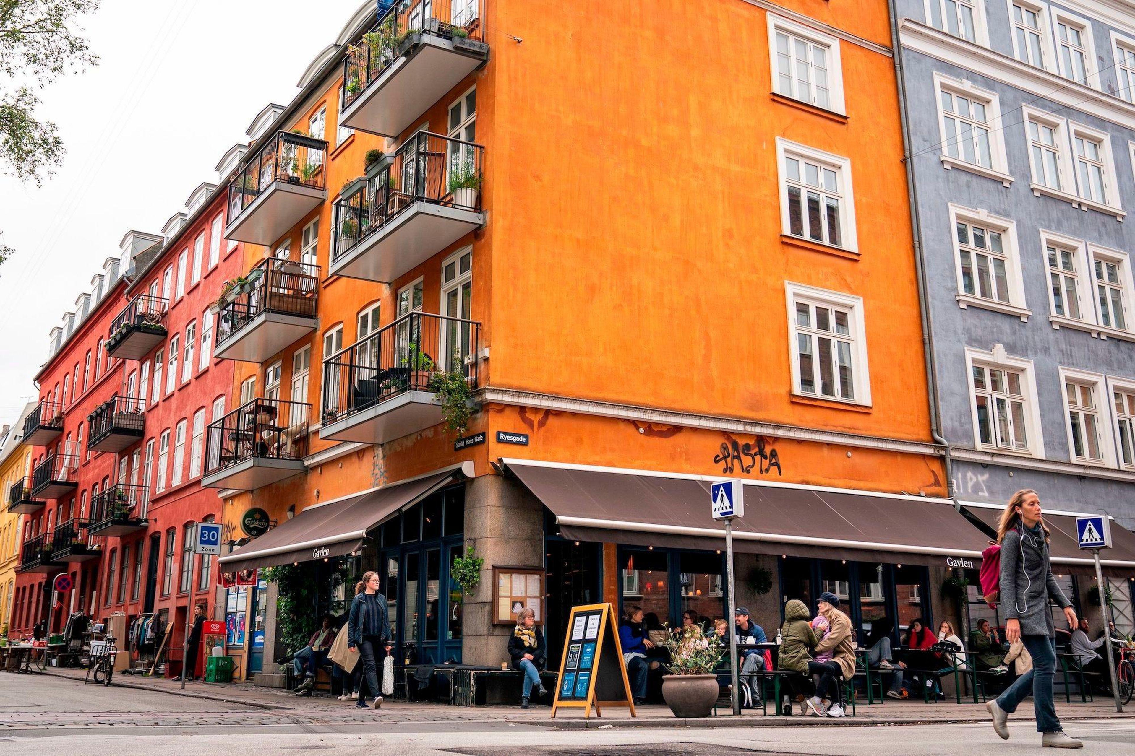 La gente se sienta en la terraza del Café Gavlen después de que reabriera en Copenhague el 18 de mayo de 2020.