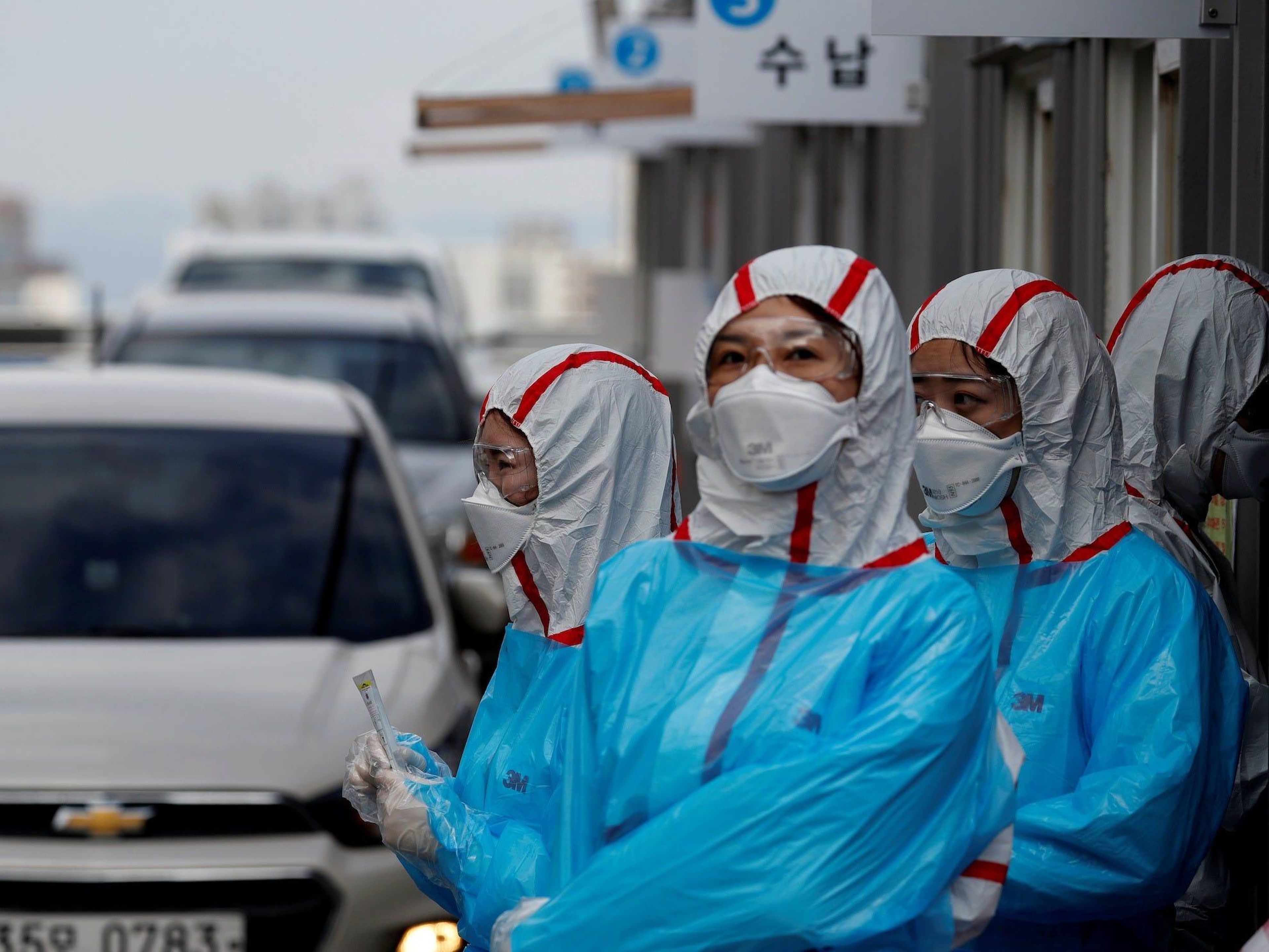 Personal médico con equipo de protección trabaja en un centro de pruebas de coronavirus en el Centro Médico de la Universidad de Yeungnam en Daegu, Corea del Sur, el 3 de marzo de 2020.