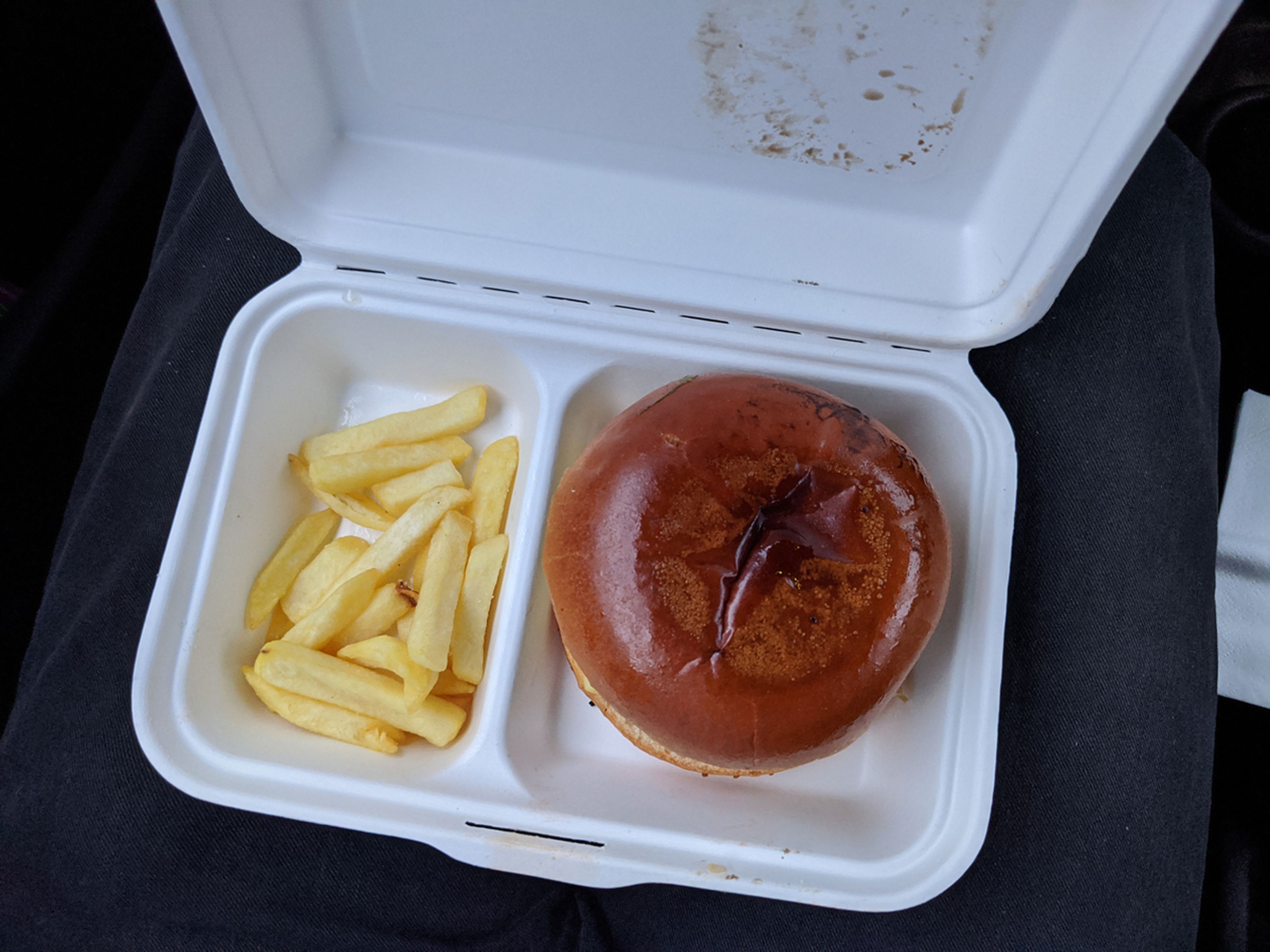 El menú estaba formado de una hamburguesa, patatas fritas y refresco. 14 euros.