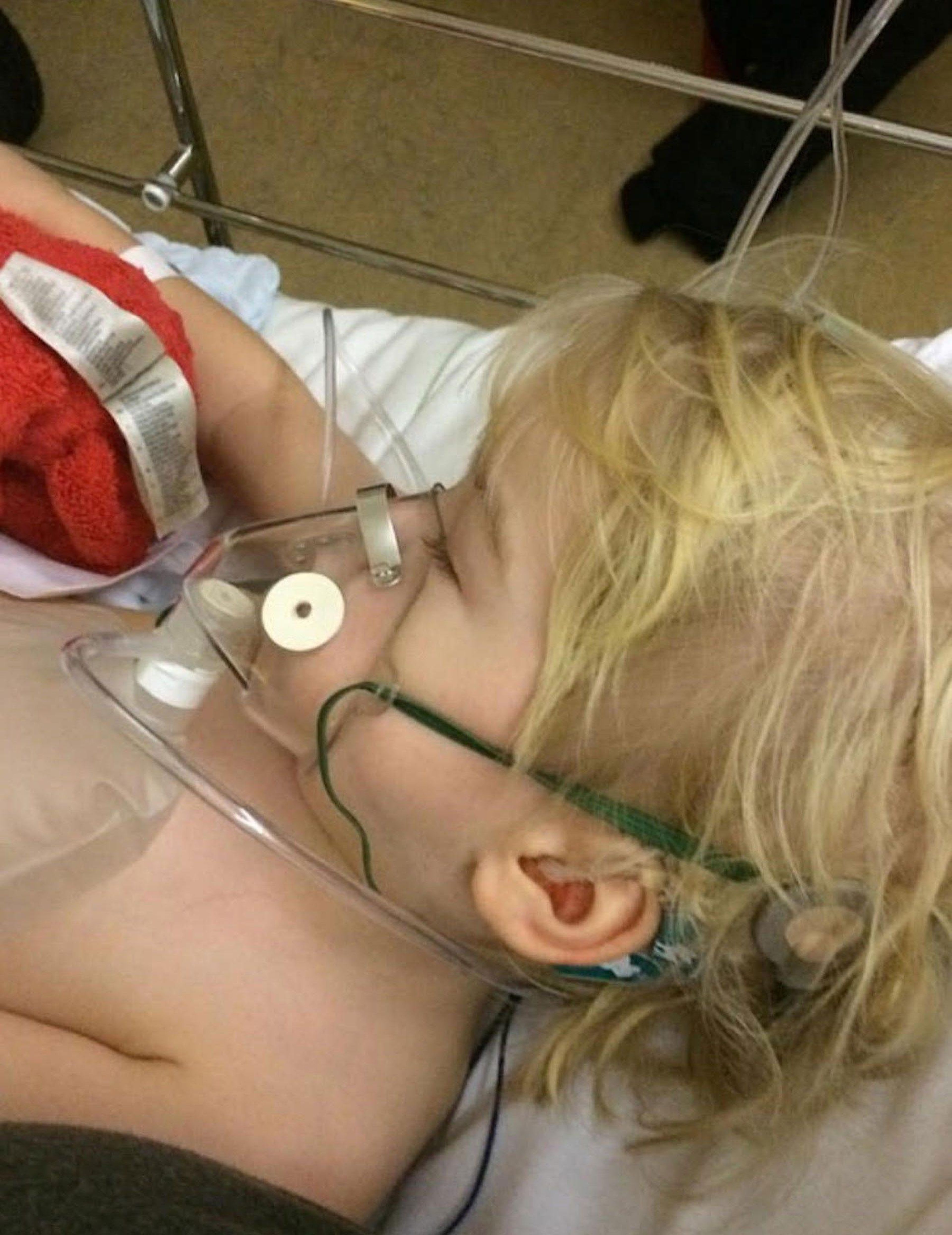 El hijo de Mikaela Rydberg, que con frecuencia necesita ser tratado con oxígeno.