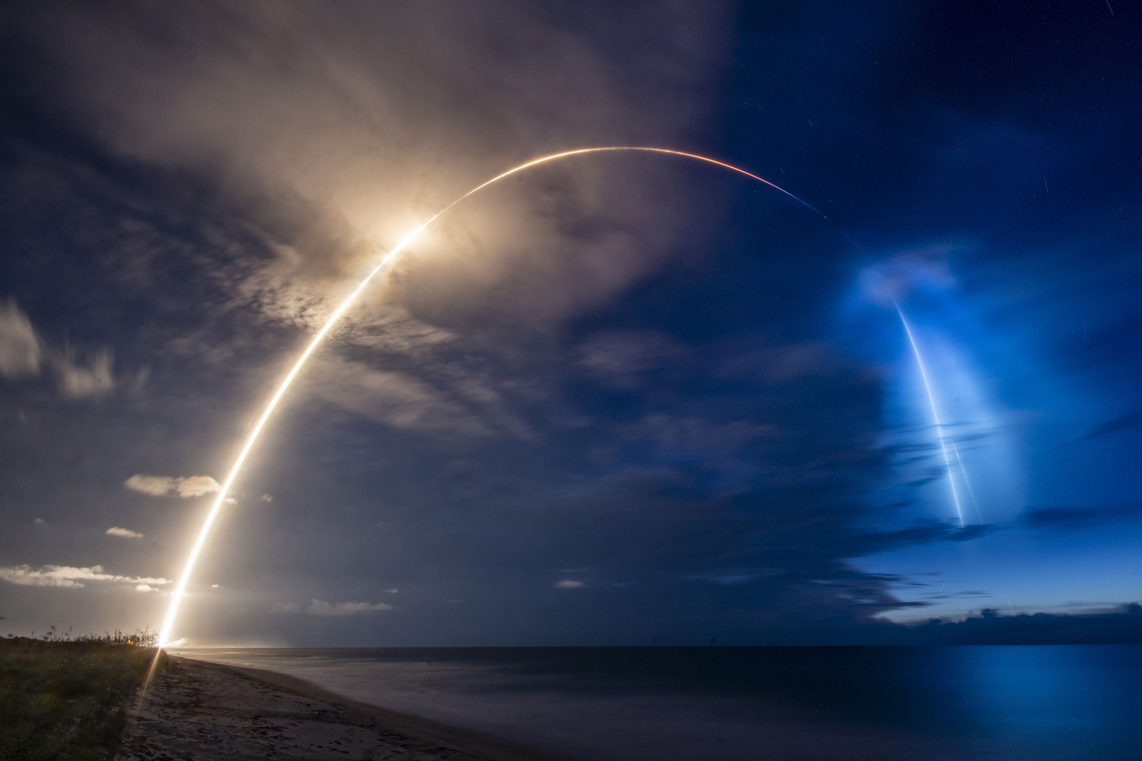 Imagen del haz de luz que dejó el lanzamiento de los satélites Starlink-8 de SpaceX en los cielos de la costa de Florida el pasado 13 de junio.