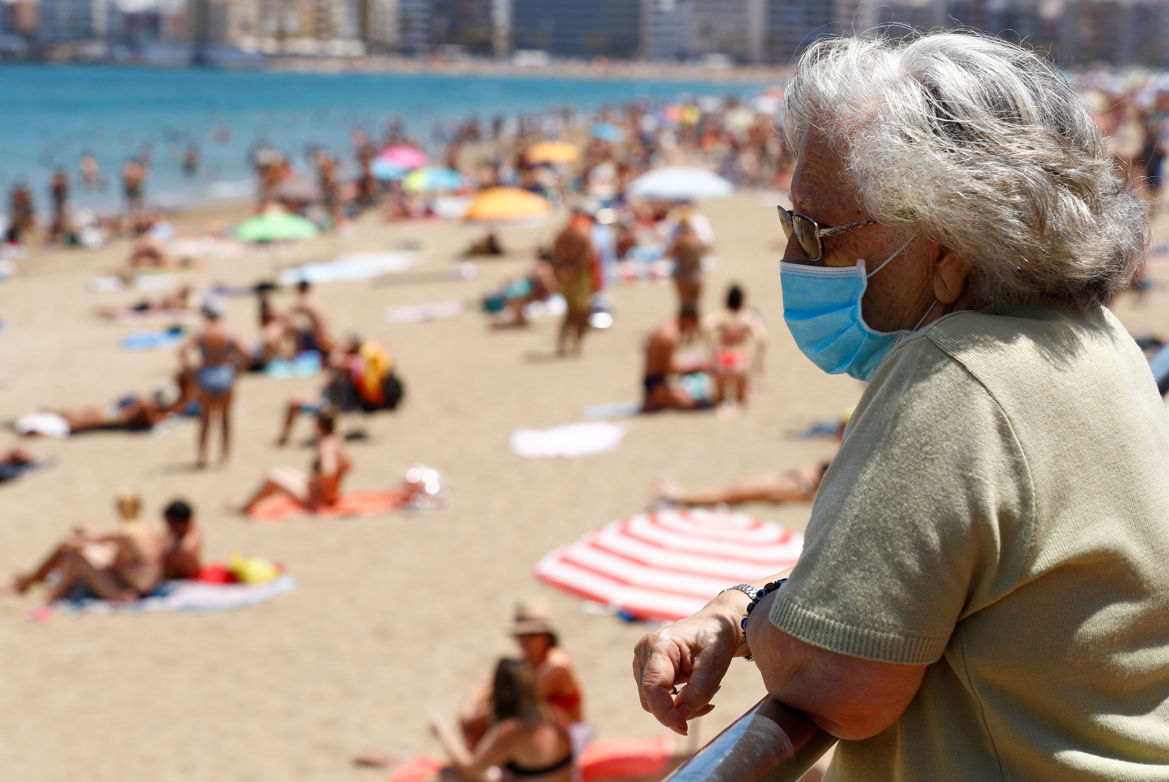 Una mujer con una mascarilla contempla las vistas en la playa de Las Canteras, en Las Palmas de Gran Canaria, el pasado 31 de mayo.