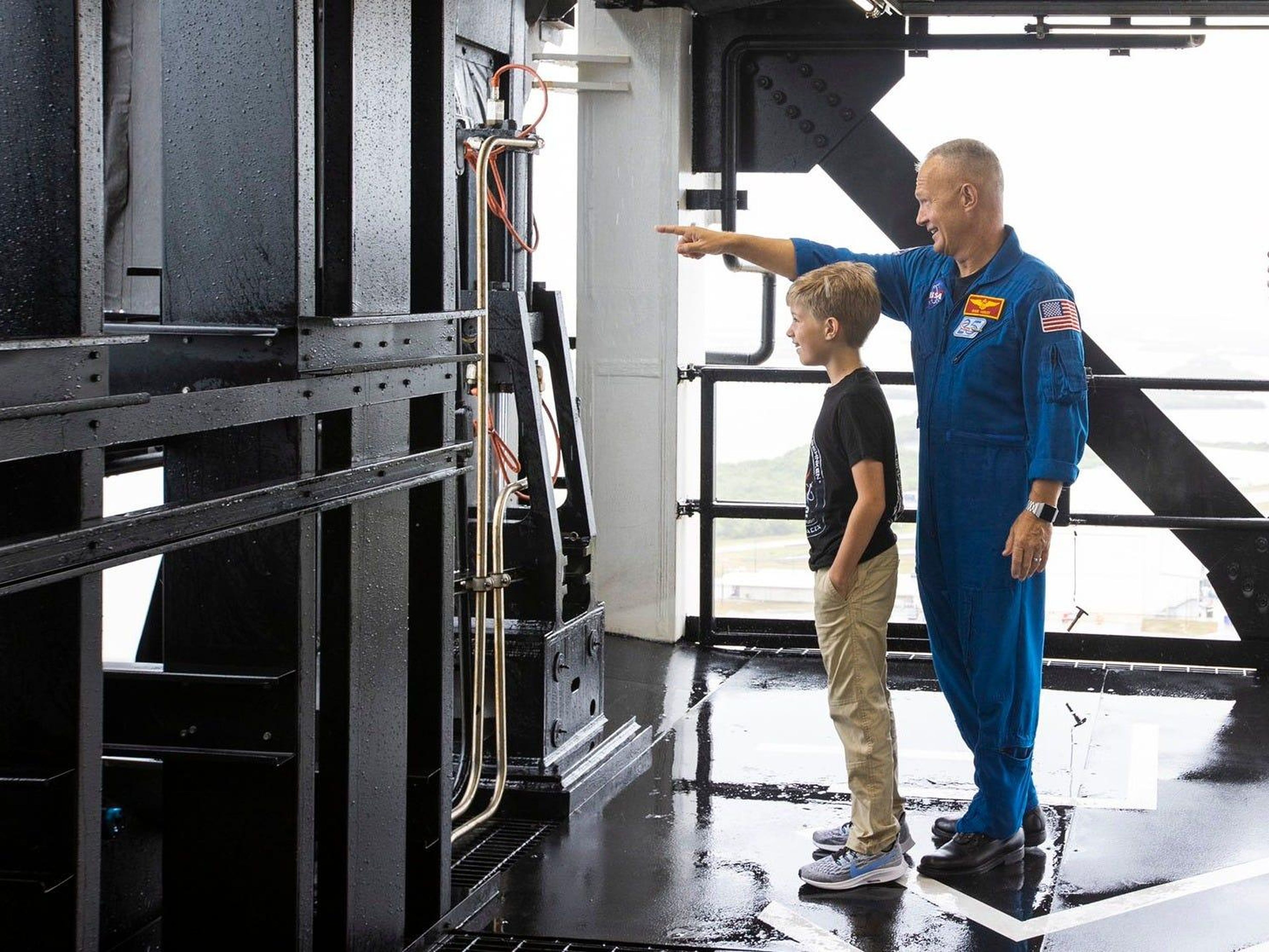 El astronauta de la NASA Doug Hurley muestra a su hijo, Jack, el complejo de lanzamiento 39A en el Centro Espacial Kennedy el 26 de mayo de 2020.