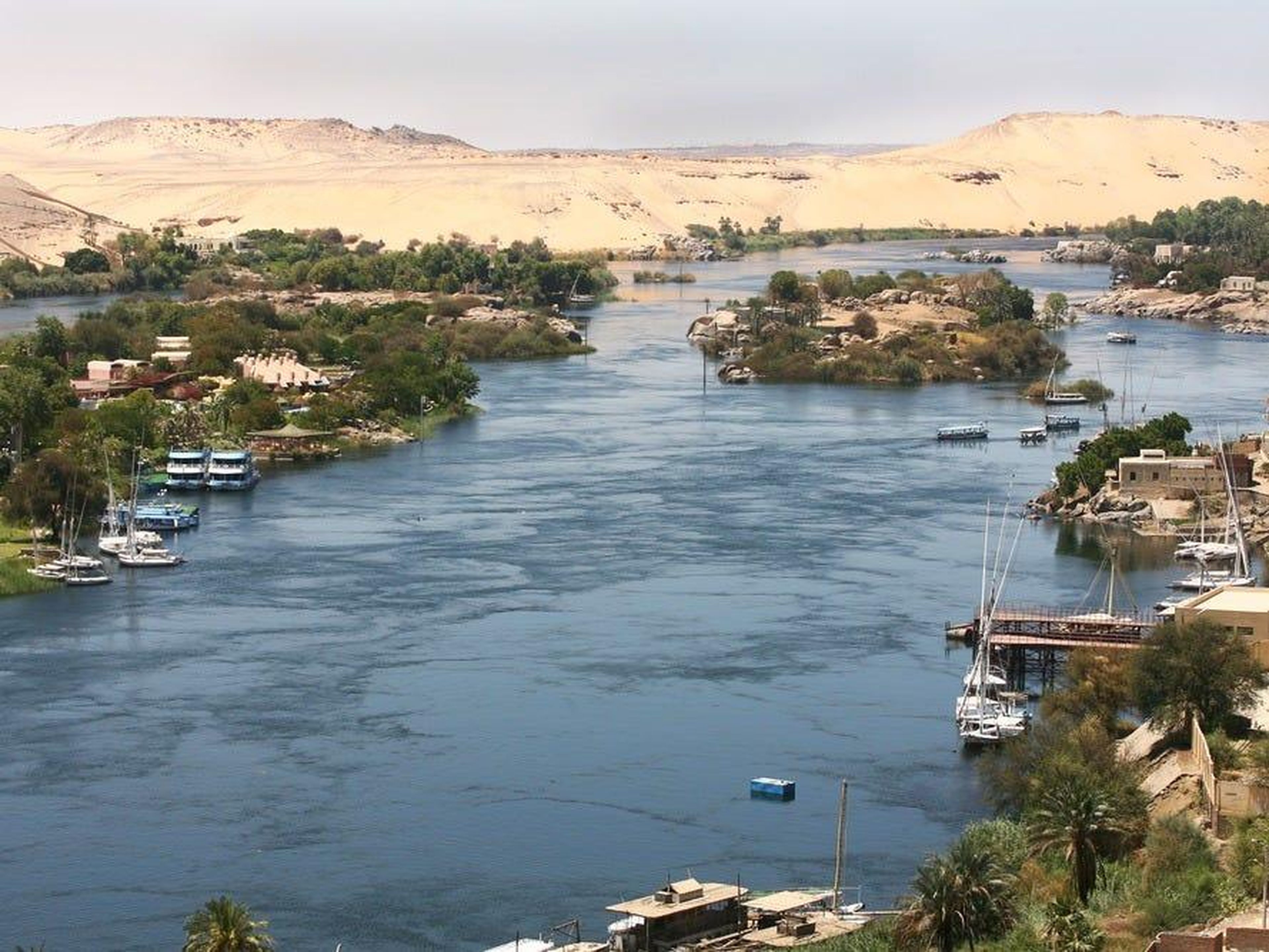 El Nilo pasa alrededor de grandes obras arqueológicas.