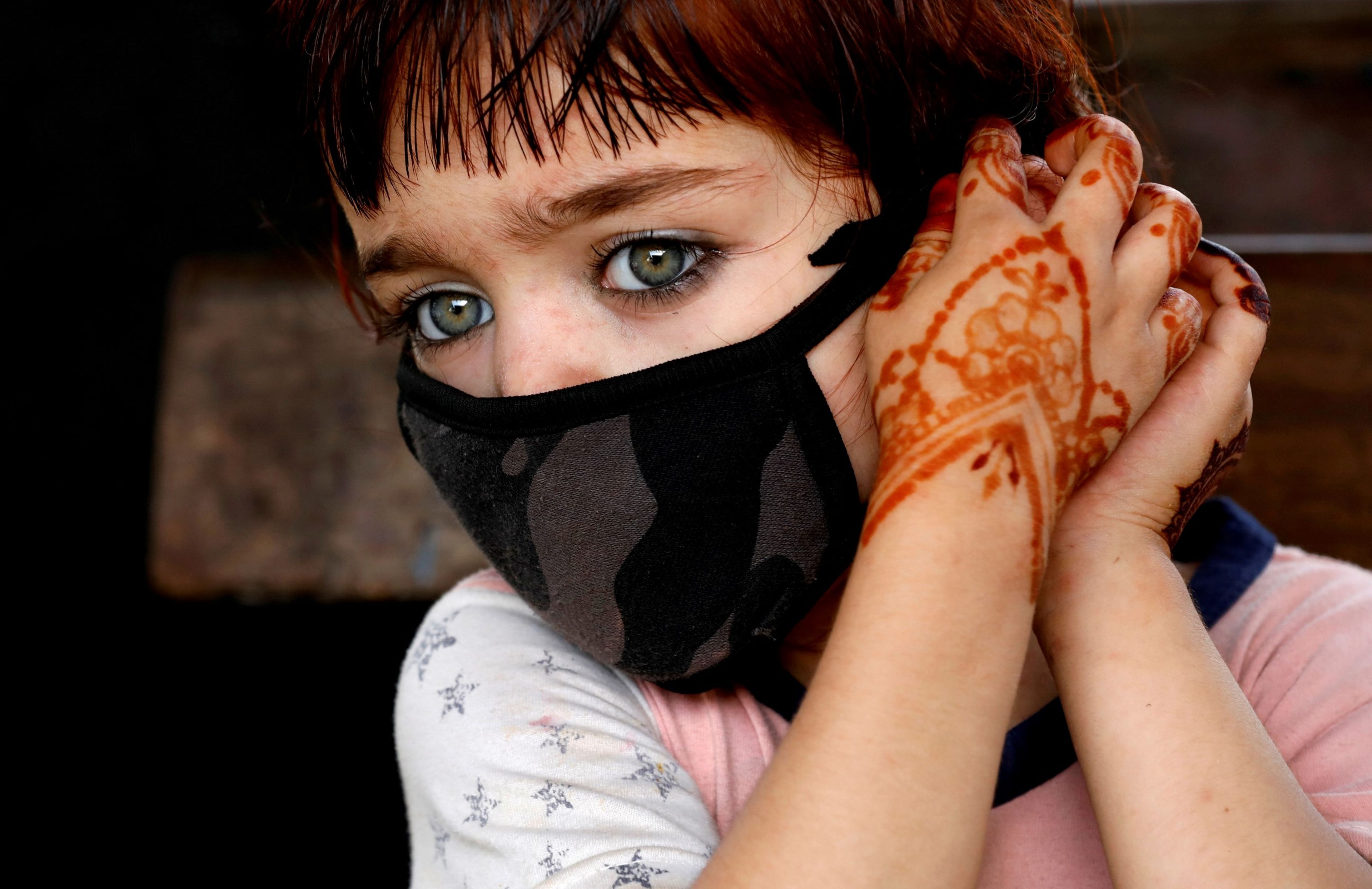 Una niña se ajusta una mascarilla en medio de la pandemia del coronavirus en Pakistán