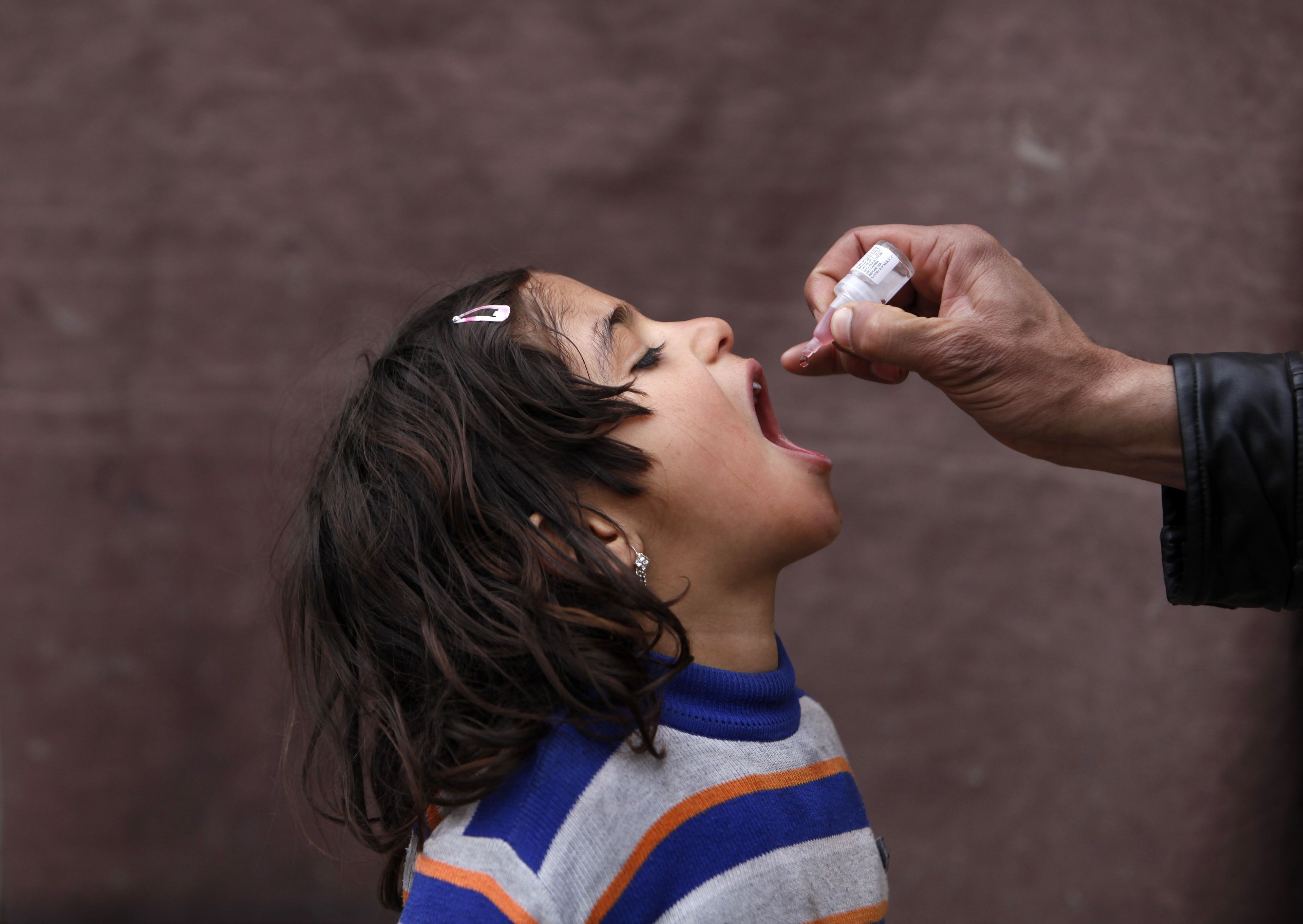 Una niña recibe una vacuna contra la polio