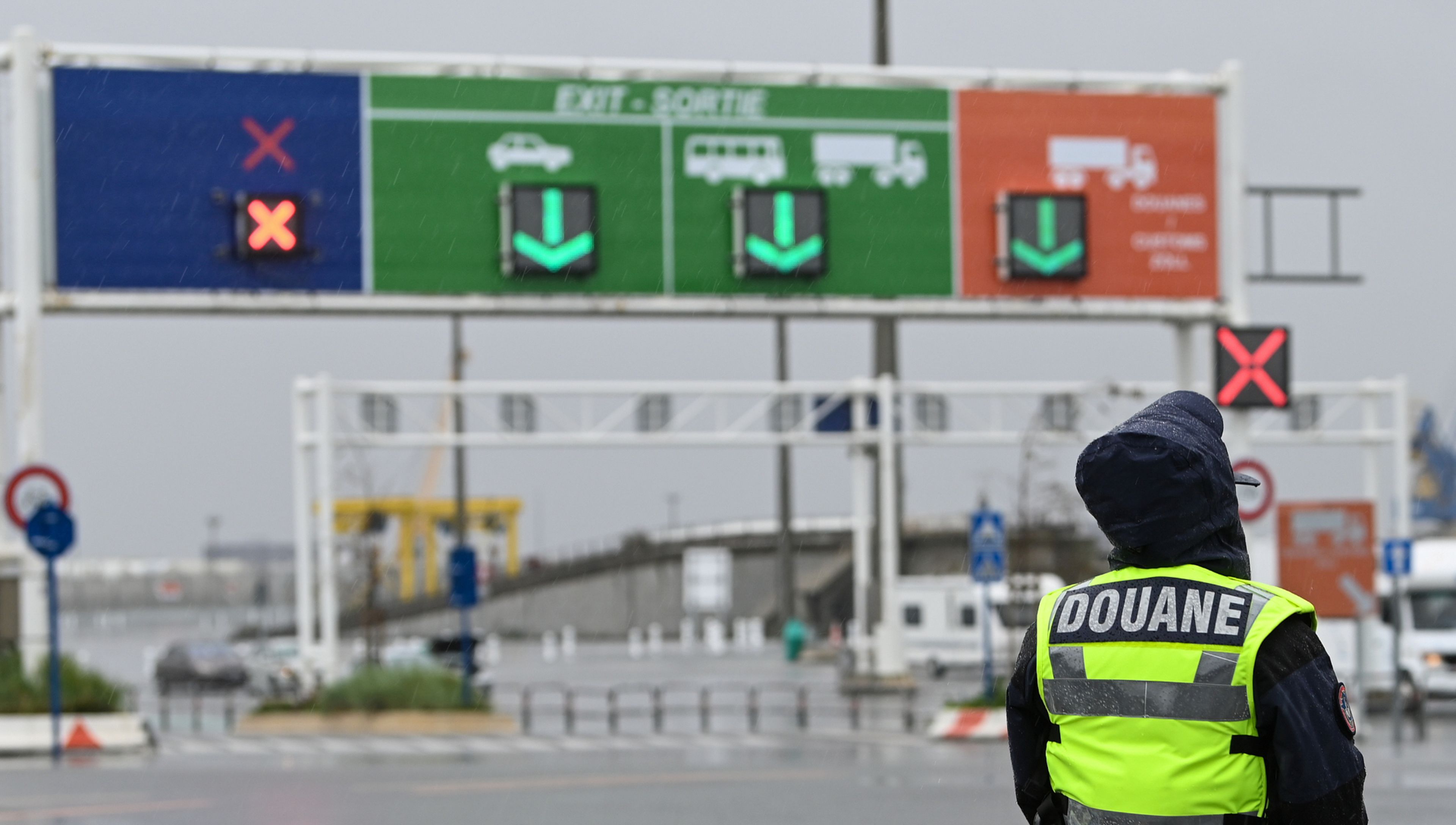 Un oficial de aduanas francés, ante el paso fronterizo cerrado de Calais