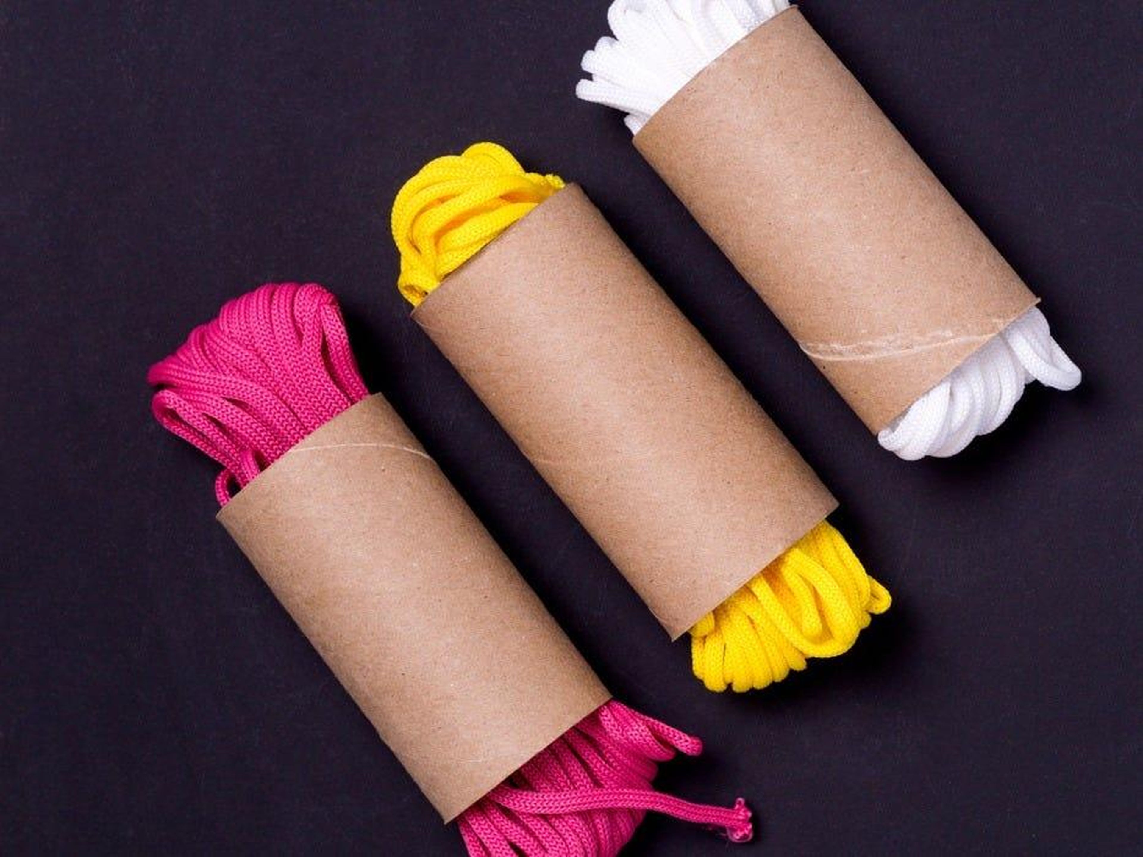 Si tienes cordones de repuesto, usar rollos de papel higiénico es una manera fácil de mantenerlos organizados.