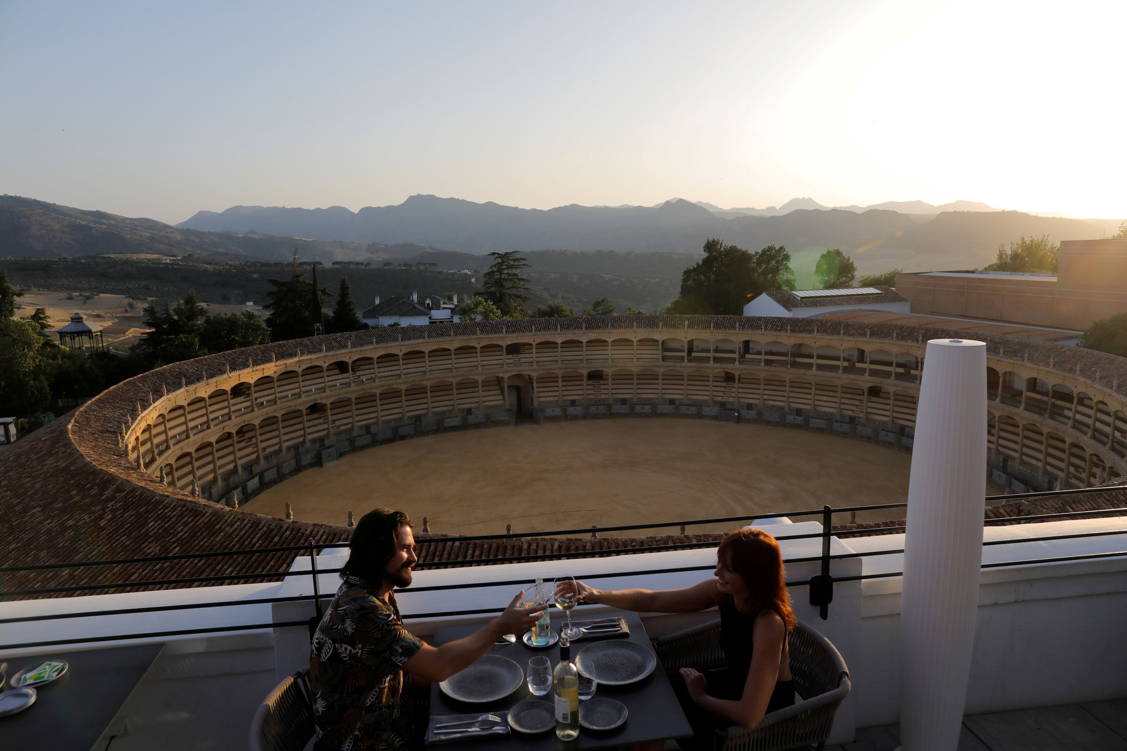 Una pareja de turistas brinda en la terraza de un hotel de ronda tras el alivio de las restricciones por el coronavirus.
