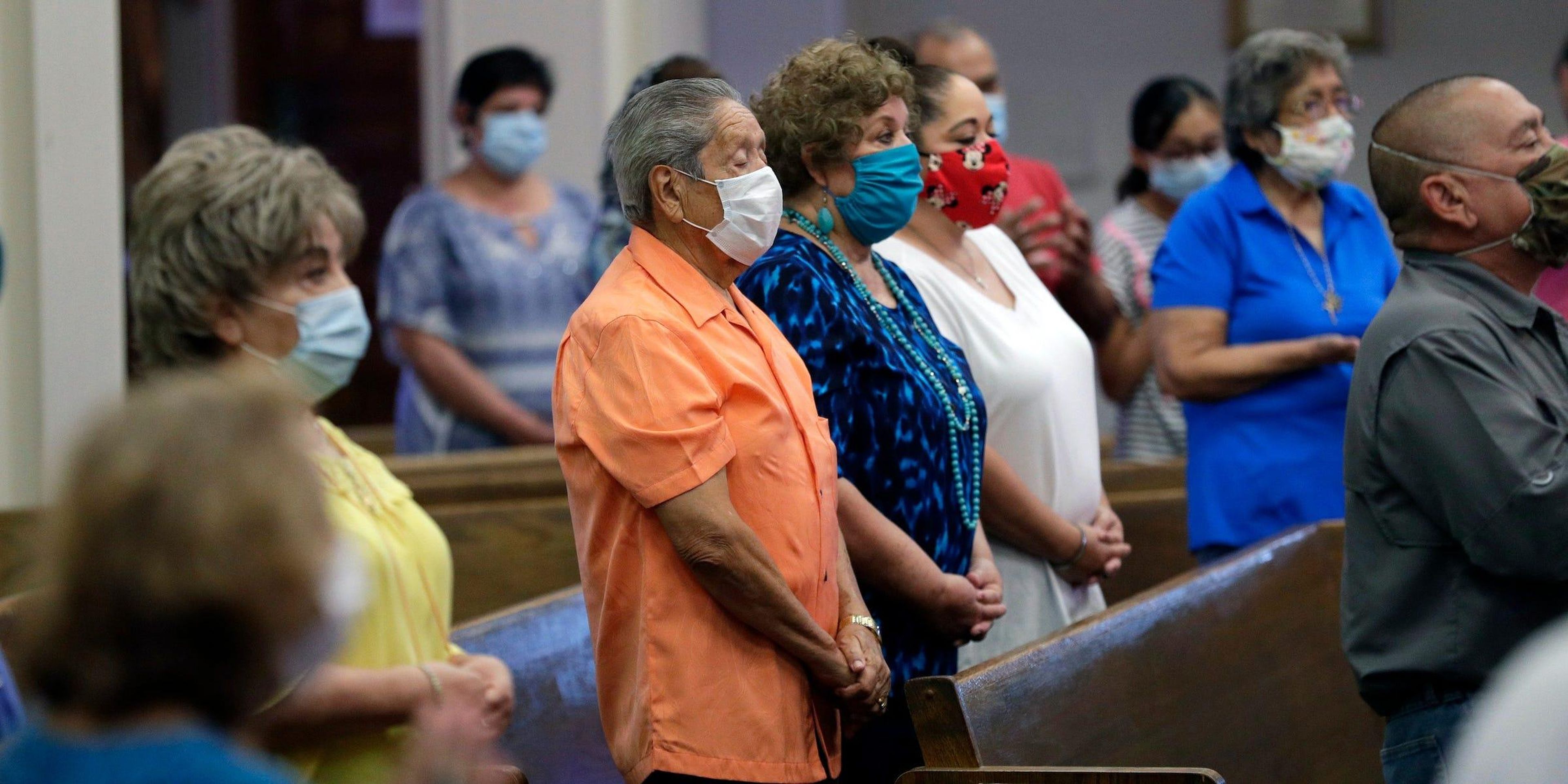 Los miembros de la parroquia llevan máscaras en la Iglesia Católica de Cristo Rey en San Antonio, el 19 de mayo.