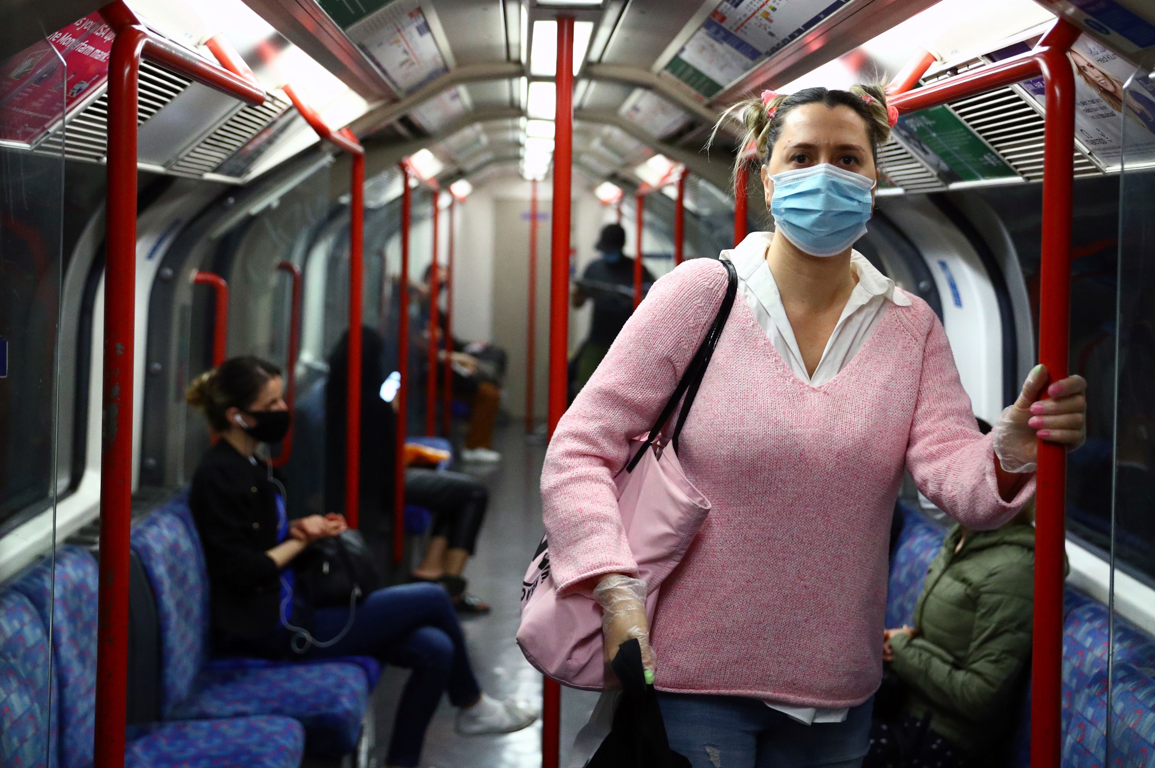 Una pasajera con mascarilla en el metro de Londres