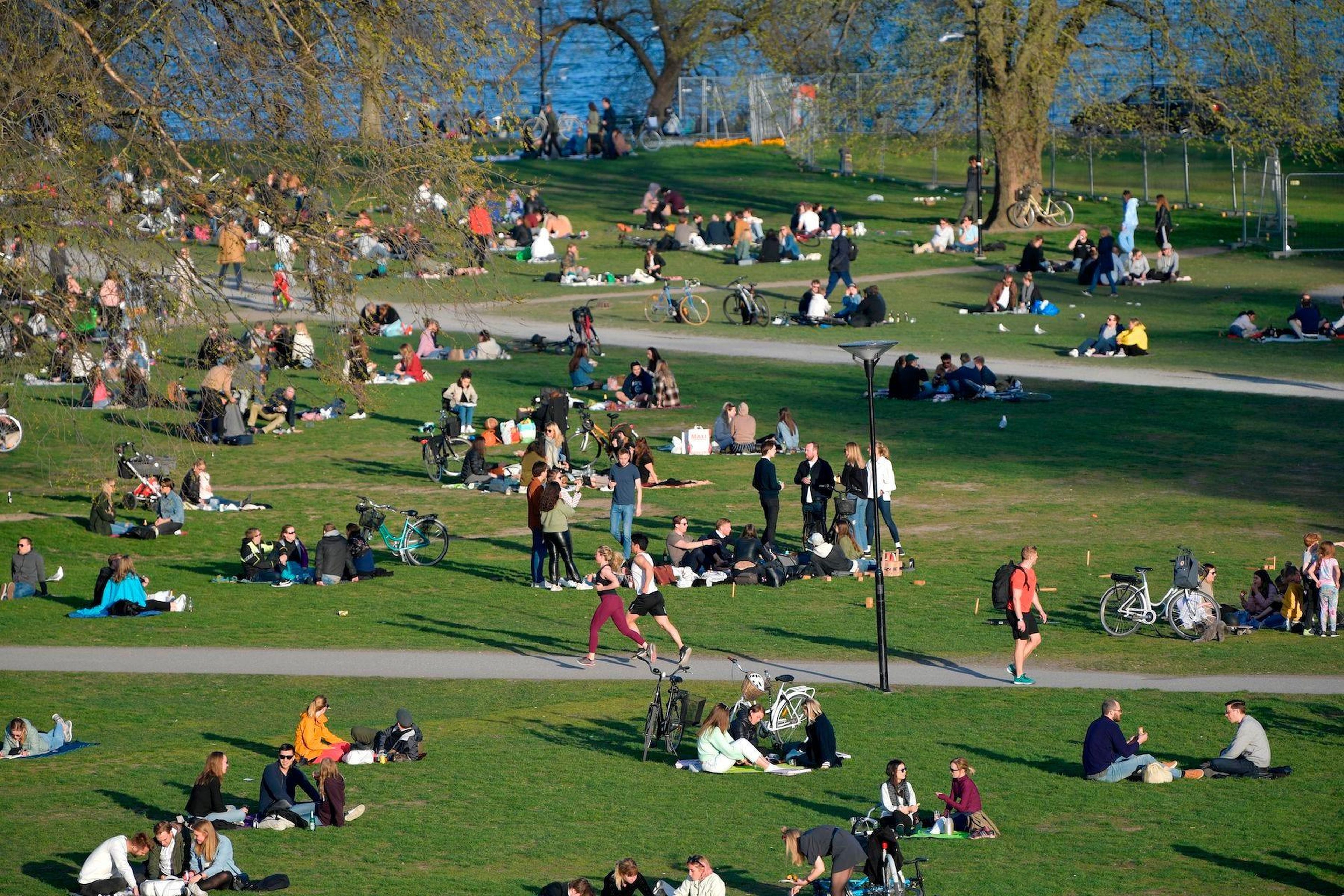 Gente disfrutando de un día primaveral durante el brote de coronavirus en Estocolmo, Suecia, el 22 de abril de 2020.