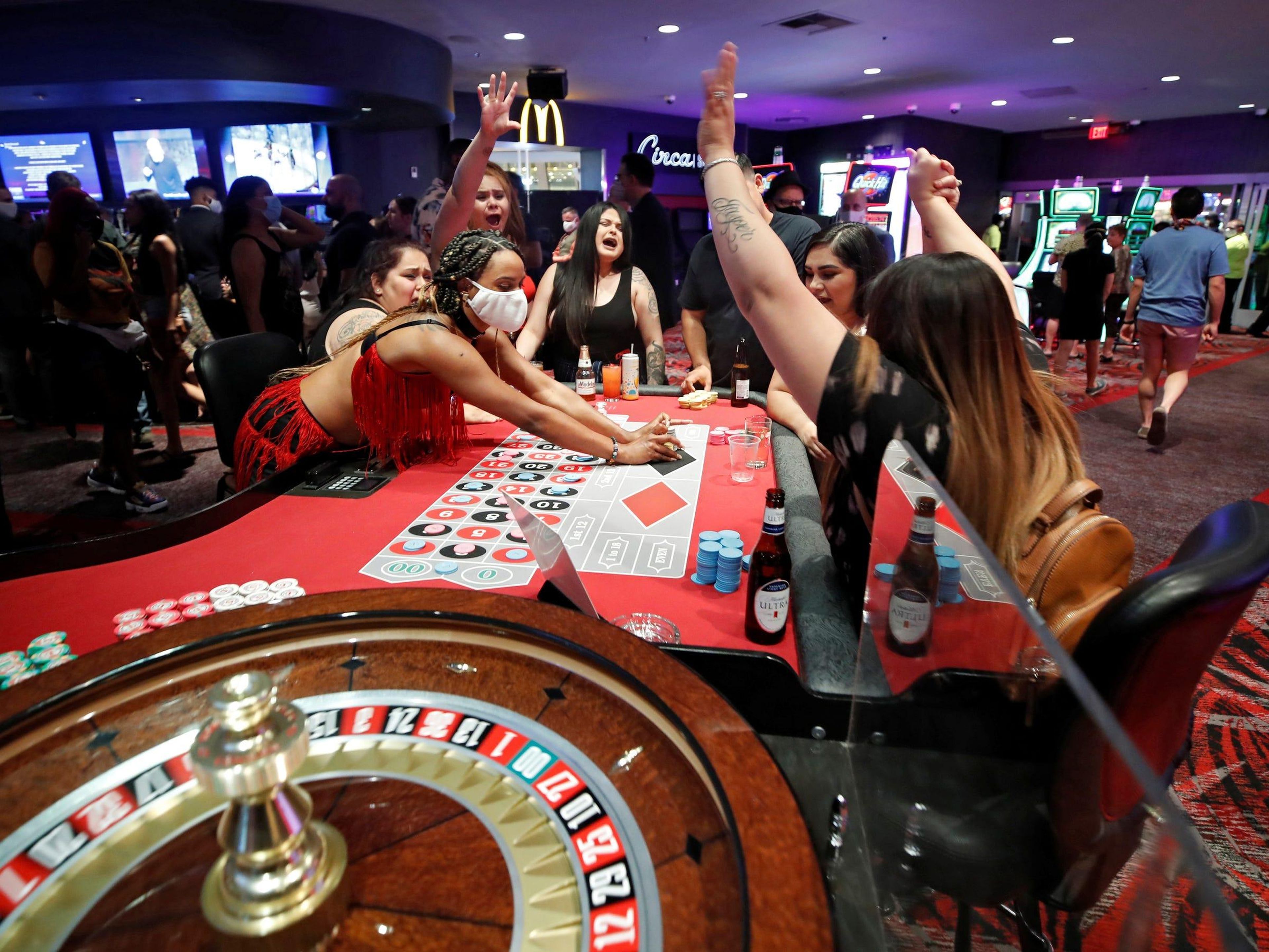 Los apostantes celebran un triunfo mientras juegan a la ruleta durante la reapertura del The D Las Vegas el 4 de junio de 2020.