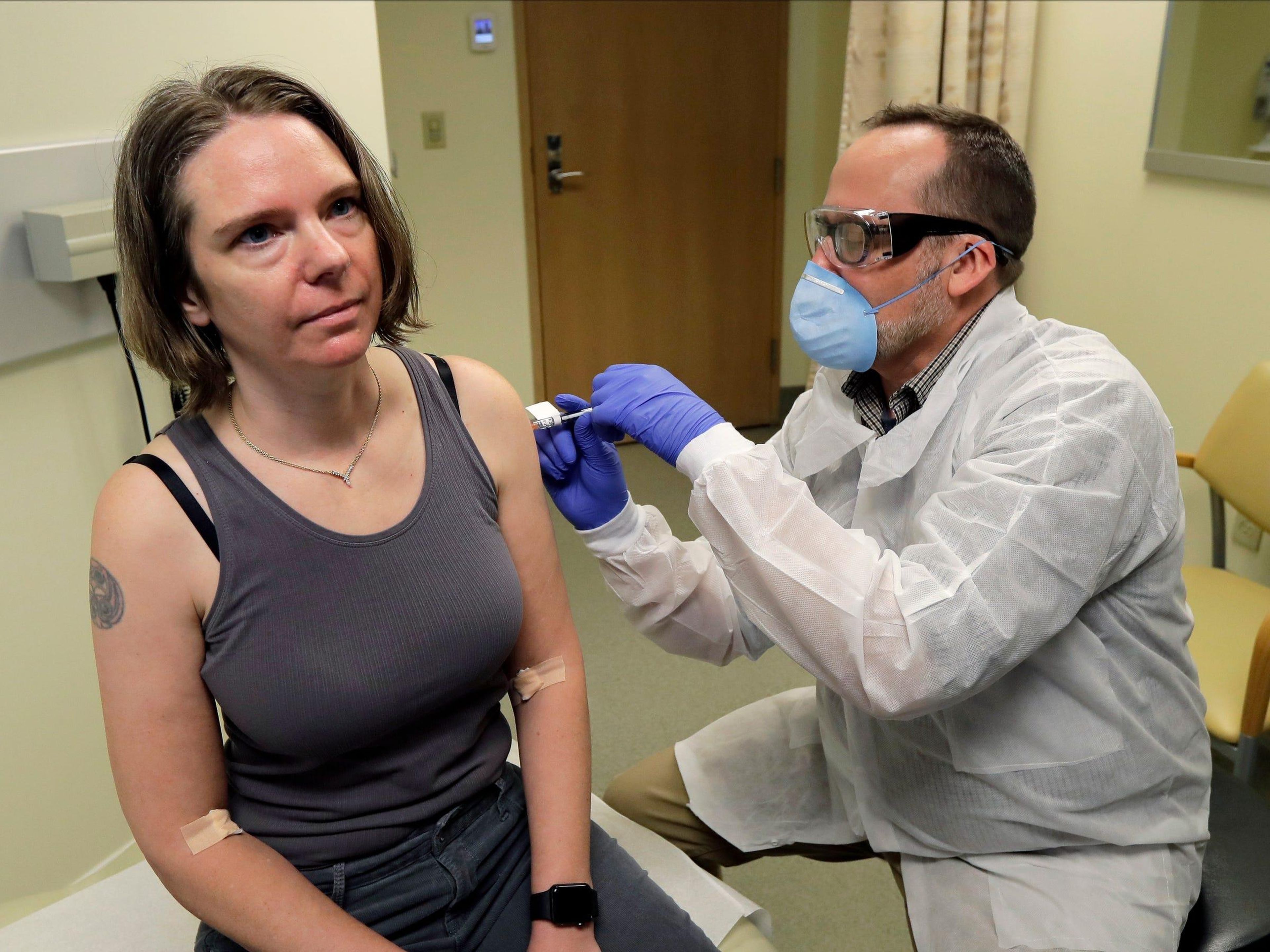 La primera inyección en la primera etapa del estudio de seguridad de una posible vacuna para COVID-19, 16 de marzo de 2020, en el Instituto de Investigación de Salud de Kaiser Permanente Washington en Seattle.