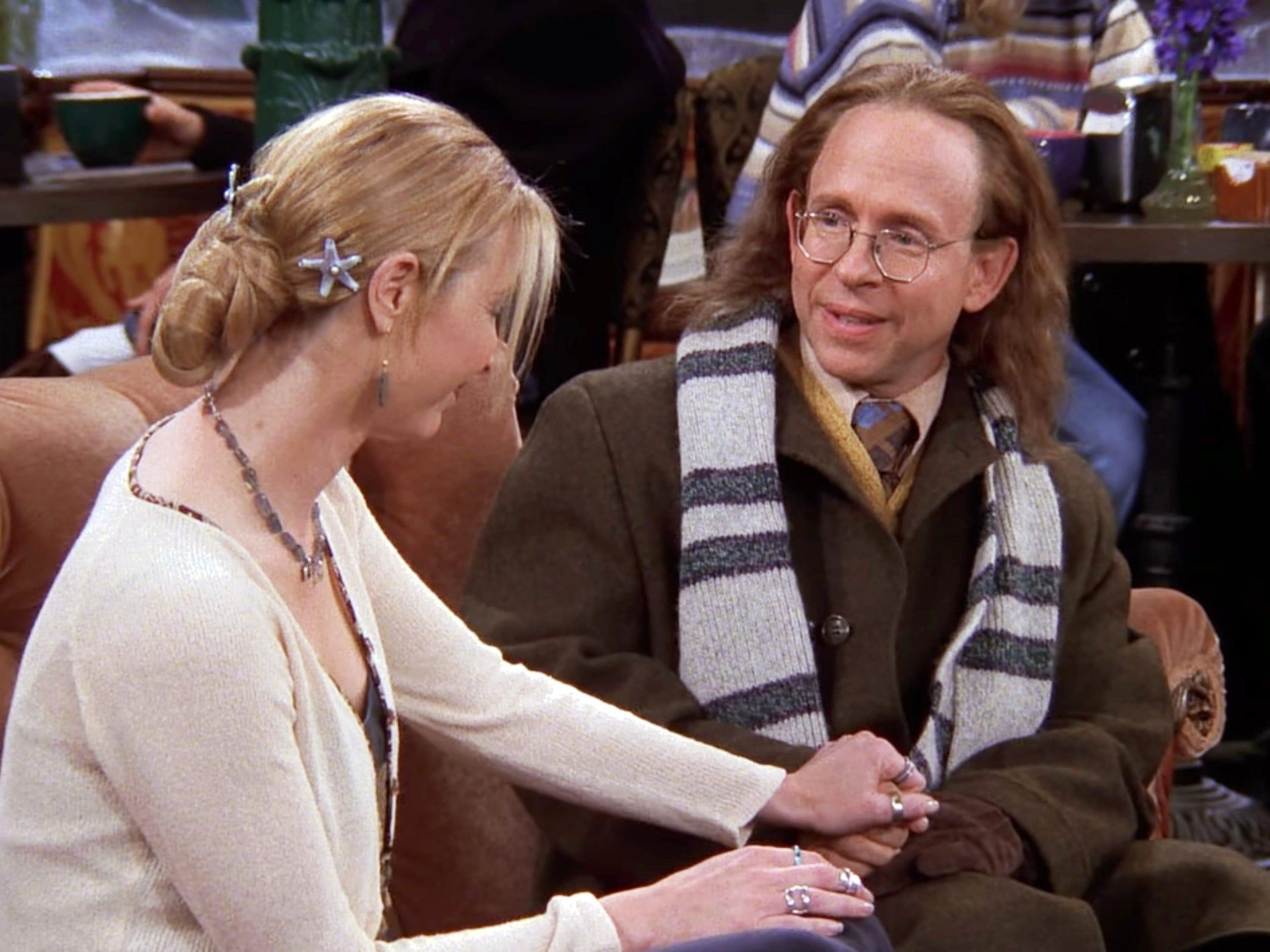 Phoebe y su padre biológico en 'El del bolso de Joey'.