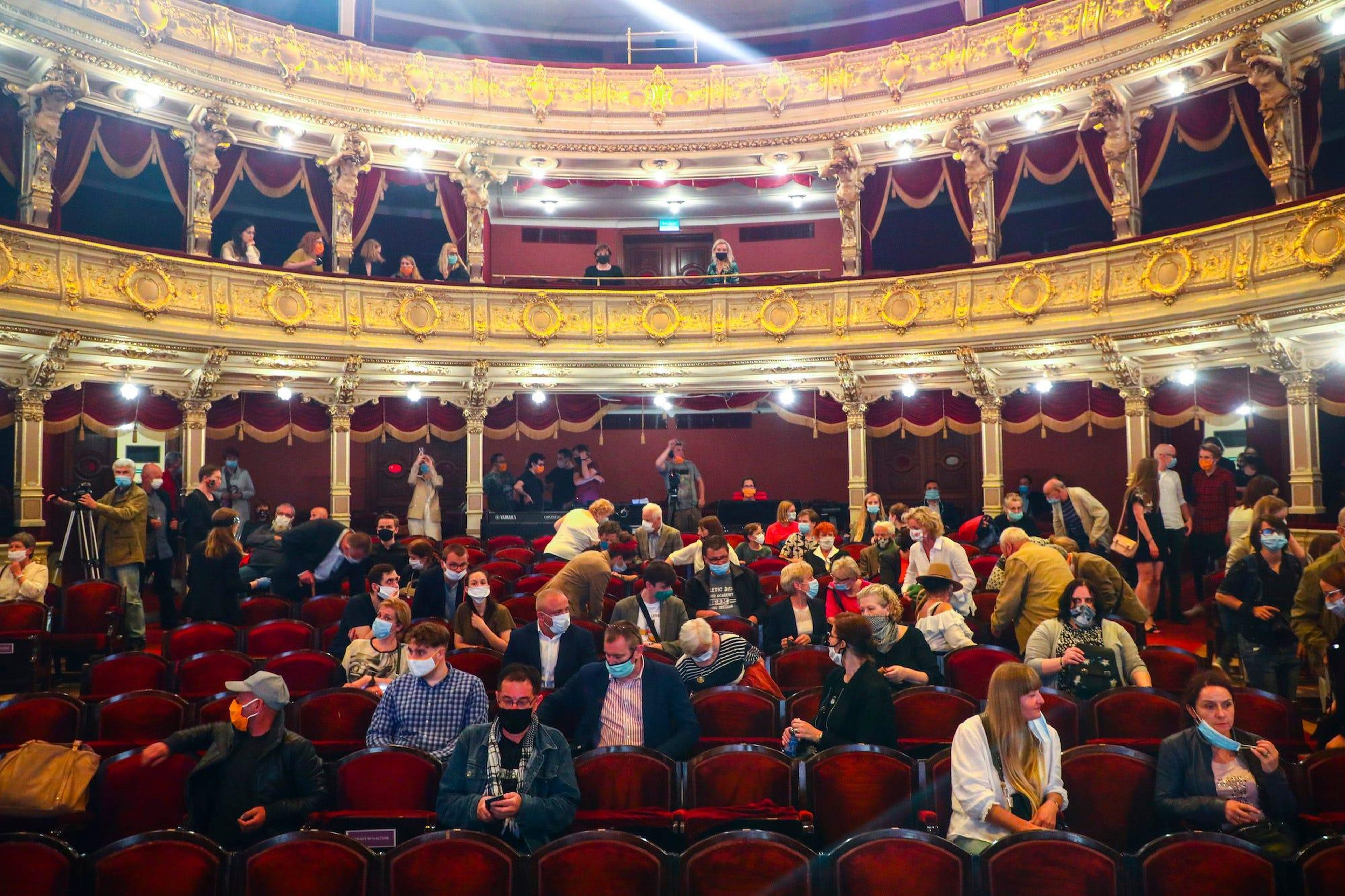 Los espectadores acuden al Teatro Juliusz Slowacki, que celebró su primera actuación después de tres meses de encierro debido a la propagación del coronavirus. Cracovia, Polonia, el 19 de junio de 2020.