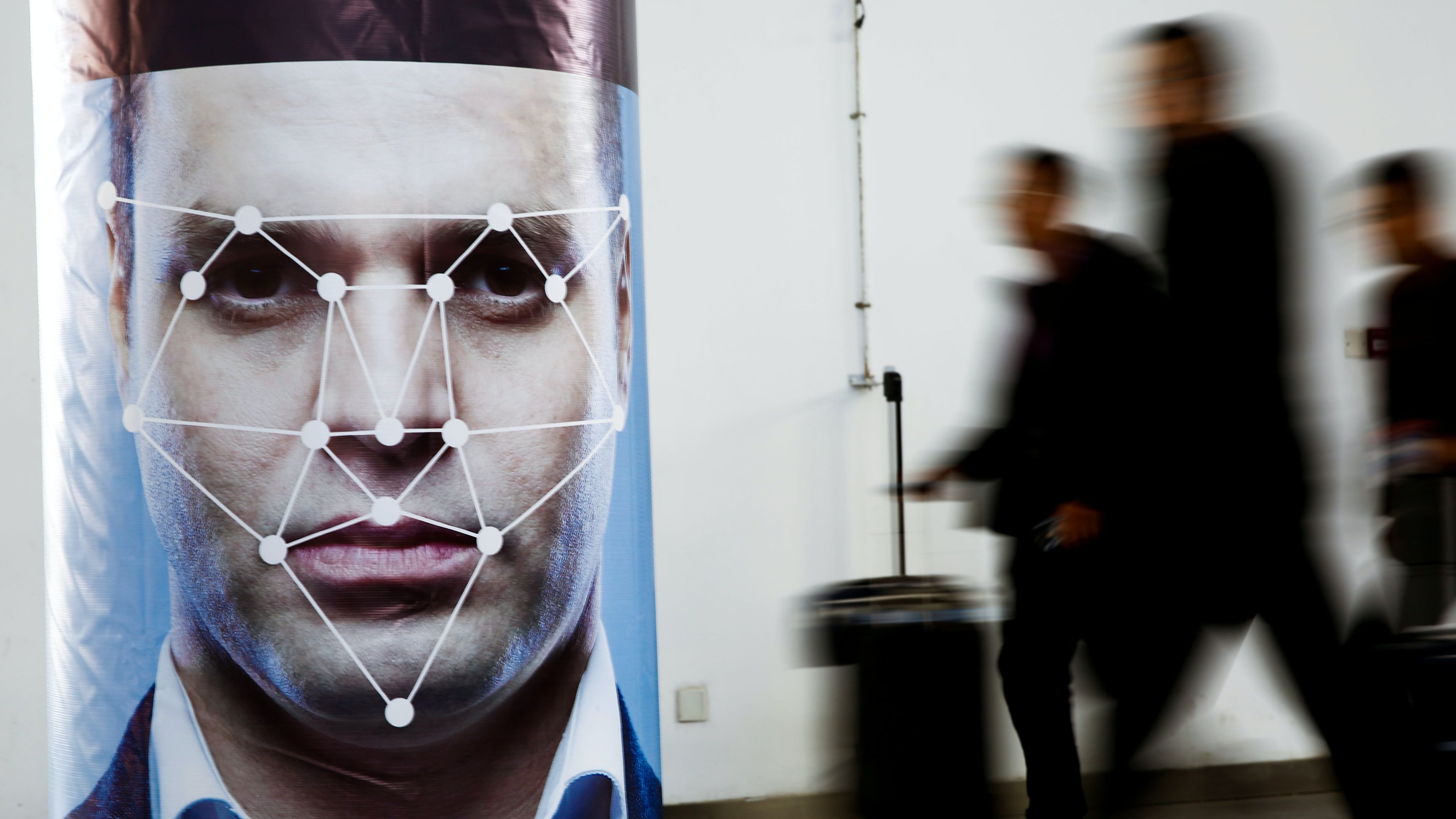 Un poster que simula la tecnología de reconocimiento facial durante una exhibición en China en 2018.