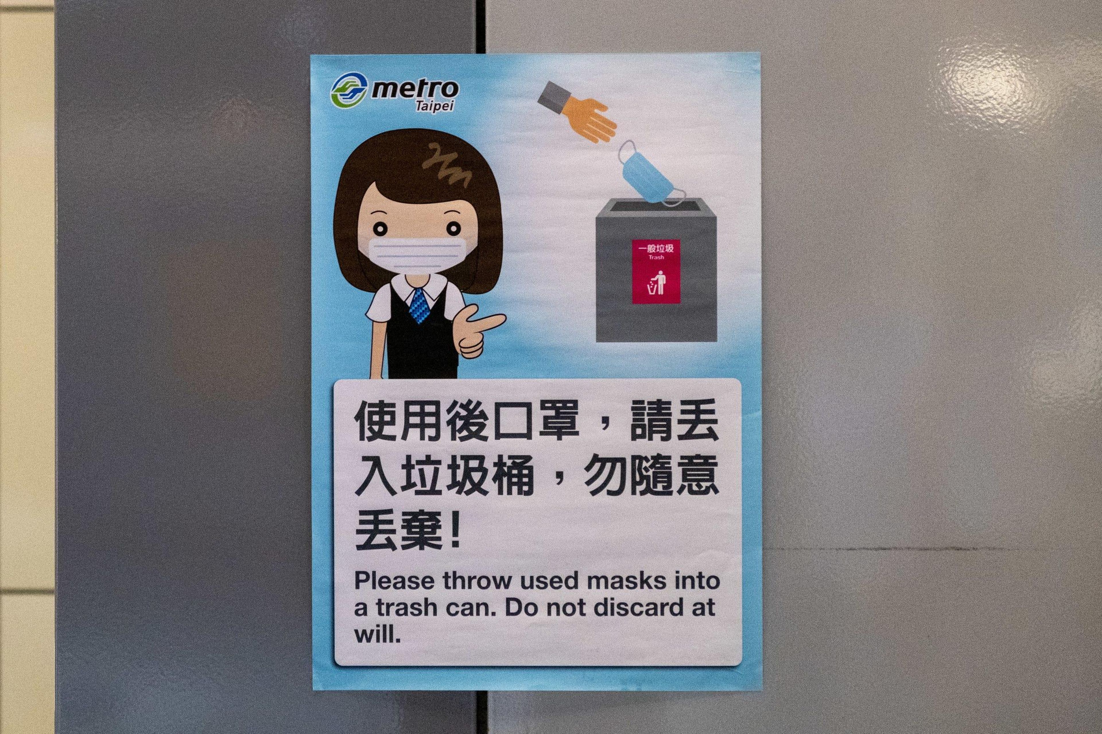 Un cartel en una estación de metro en Taipei, Taiwán, el 2 de abril de 2020.
