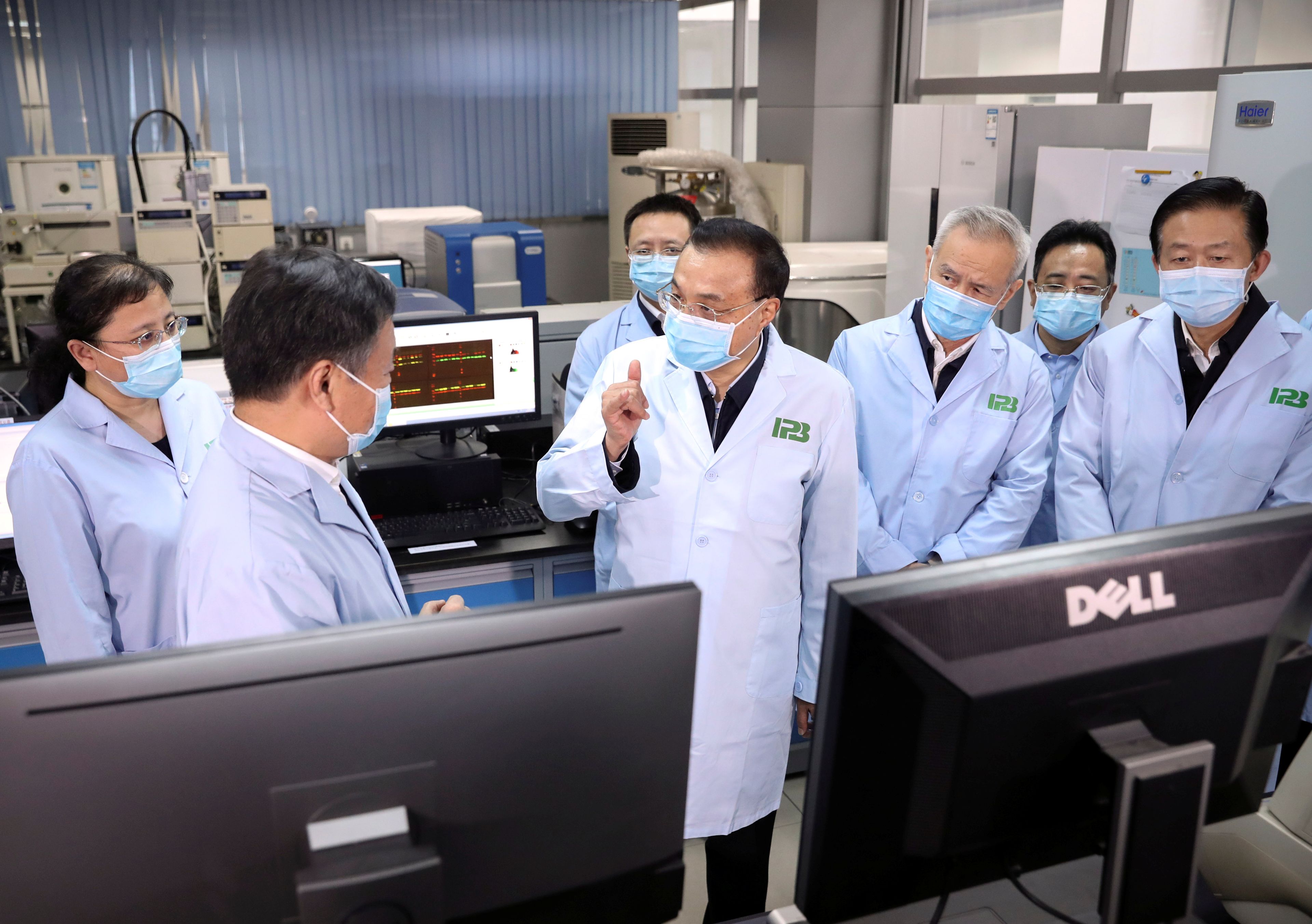 El primer ministro chino Li Keqiang inspecciona el Instituto de Biología de Patógenos de la Academia China de Ciencias Médicas en Pekín.
