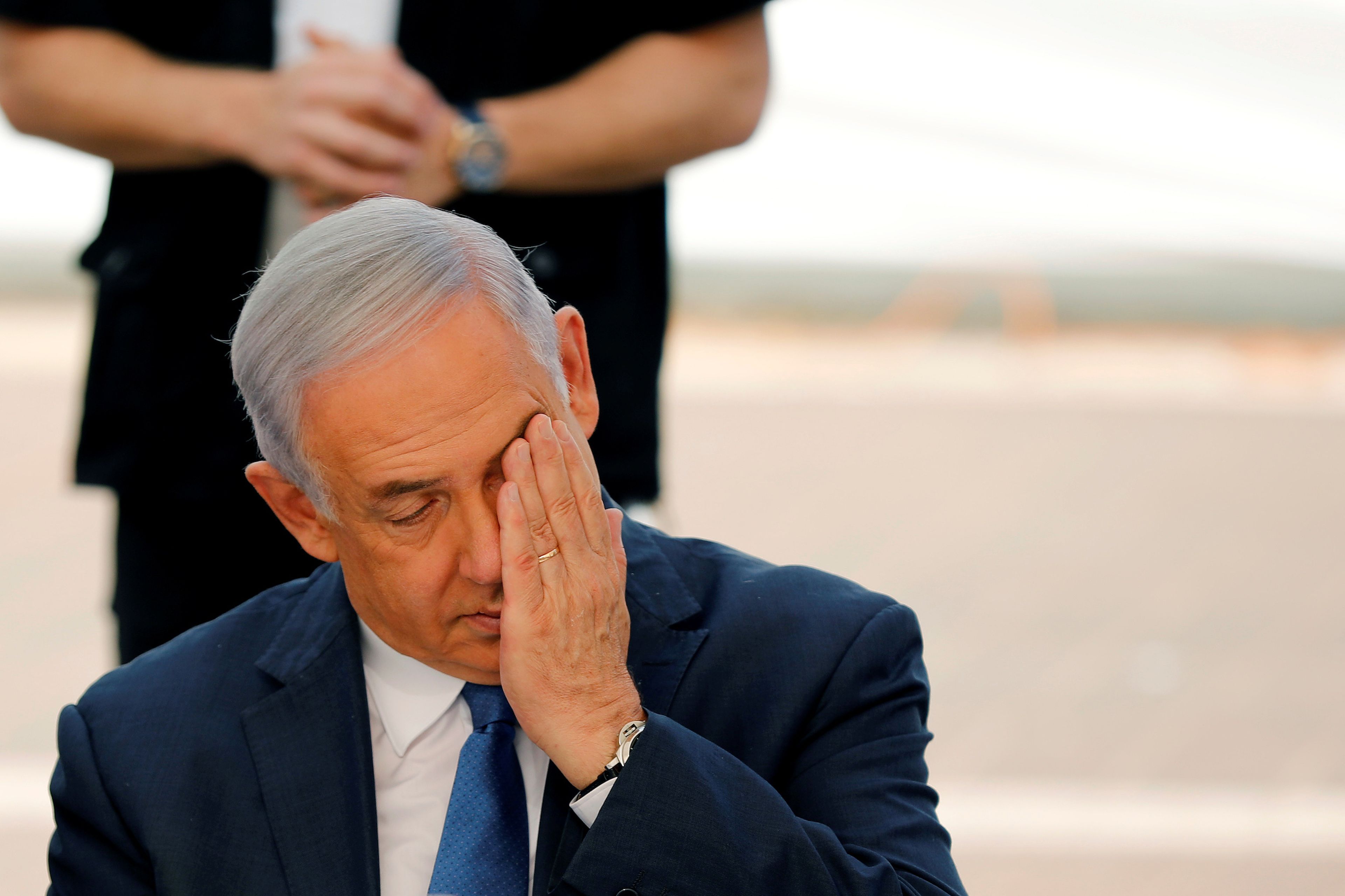 El Primer Ministro israelí Benjamín Netanyahu se toca la cara durante la ceremonia de apertura del curso escolar en el asentamiento judío de Elkana, en la Ribera Occidental ocupada por Israel.