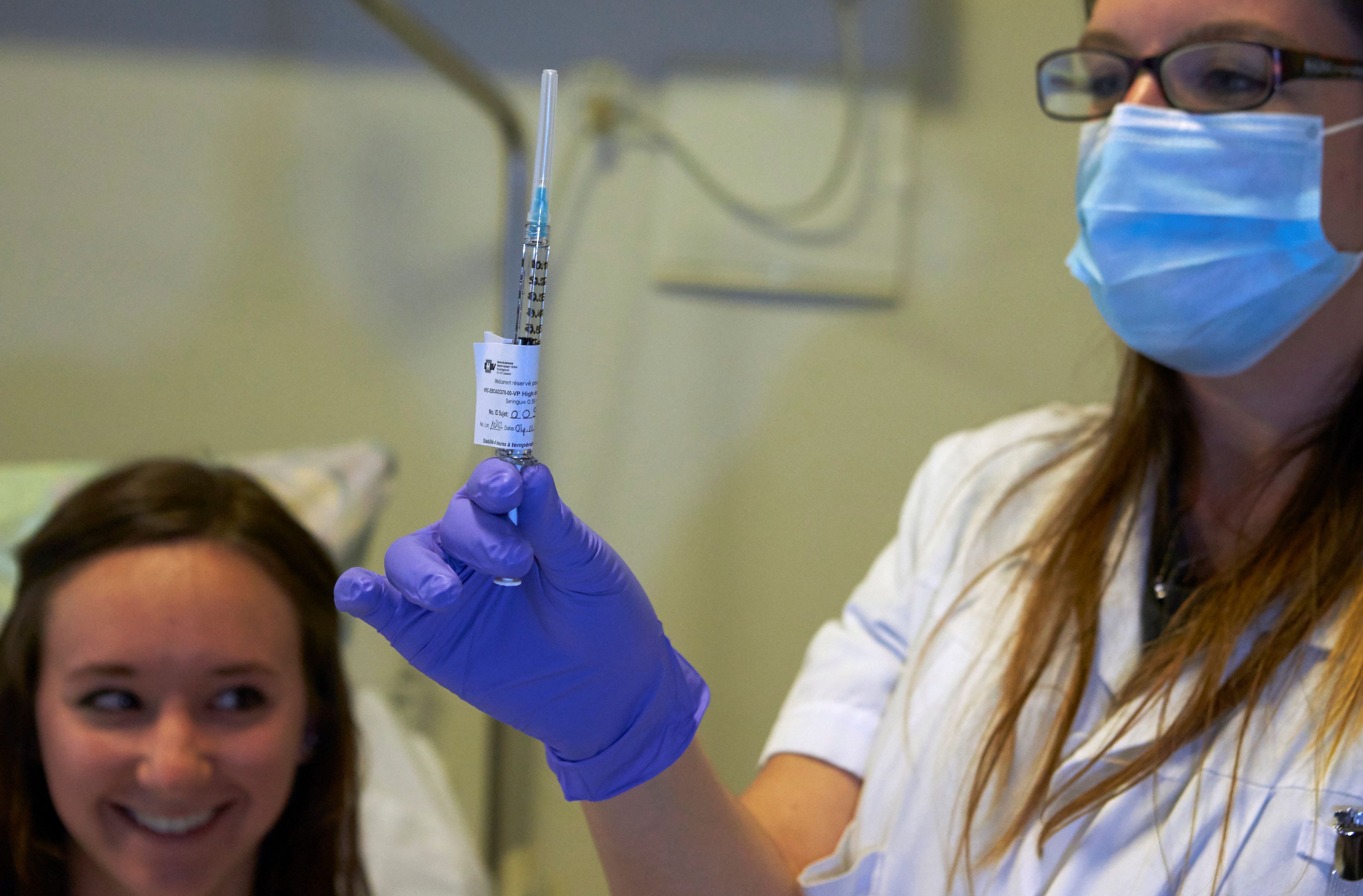 Prueba de una vacuna experimental contra el Ébola.