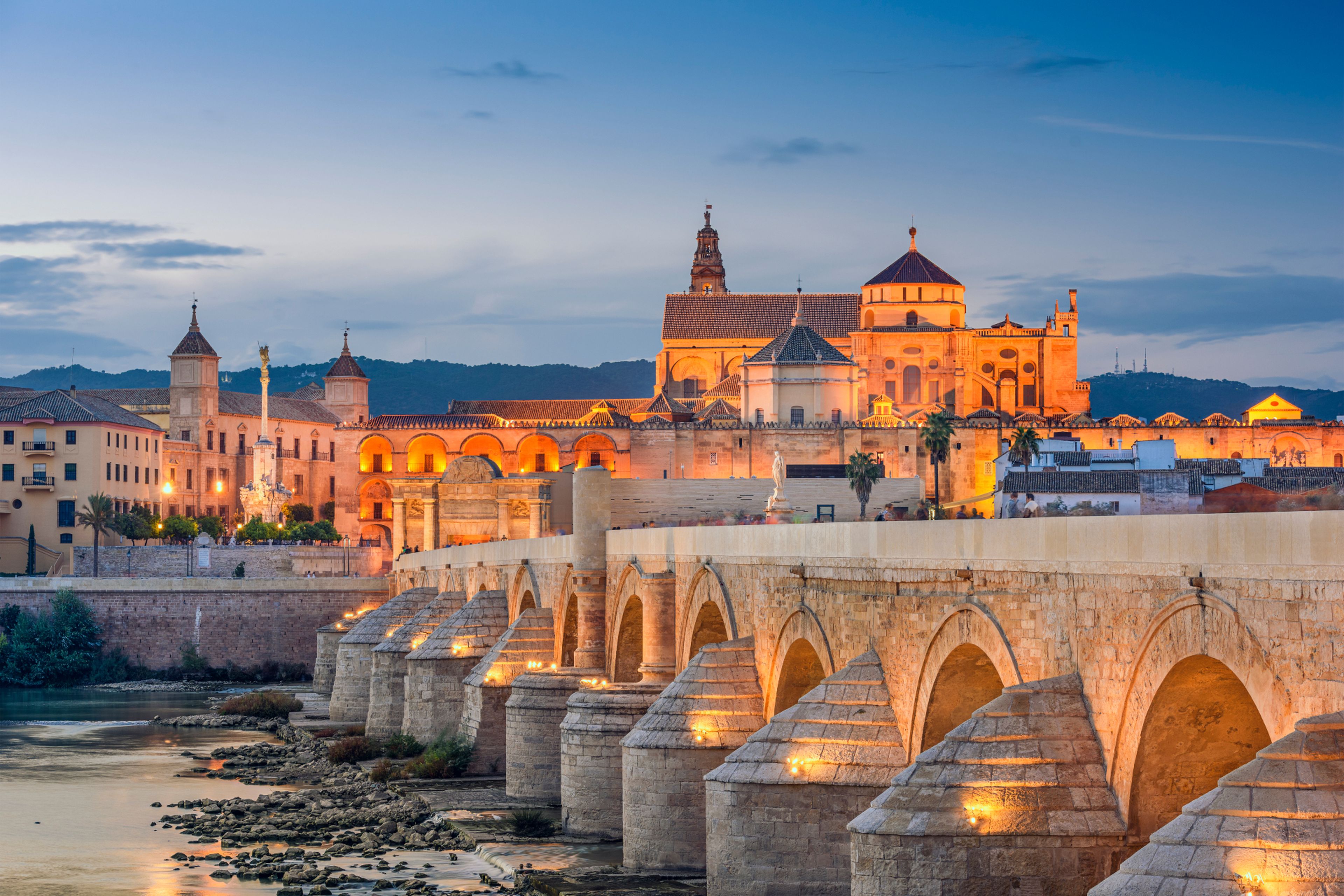 El puente romano de Córdoba, con la mezquita al fondo