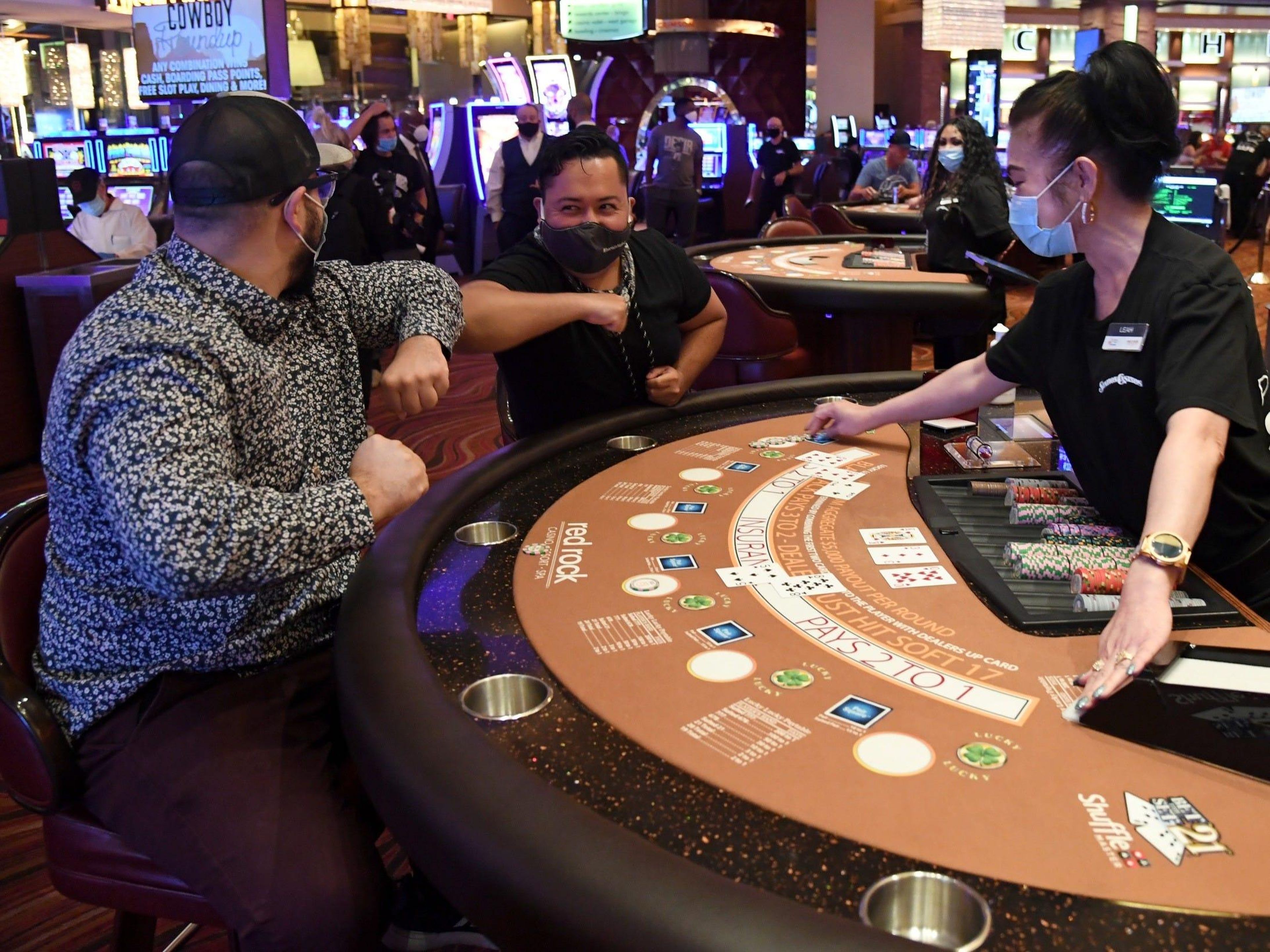 Los clientes juegan al blackjack en el Red Rock Resort el 4 de junio de 2020.