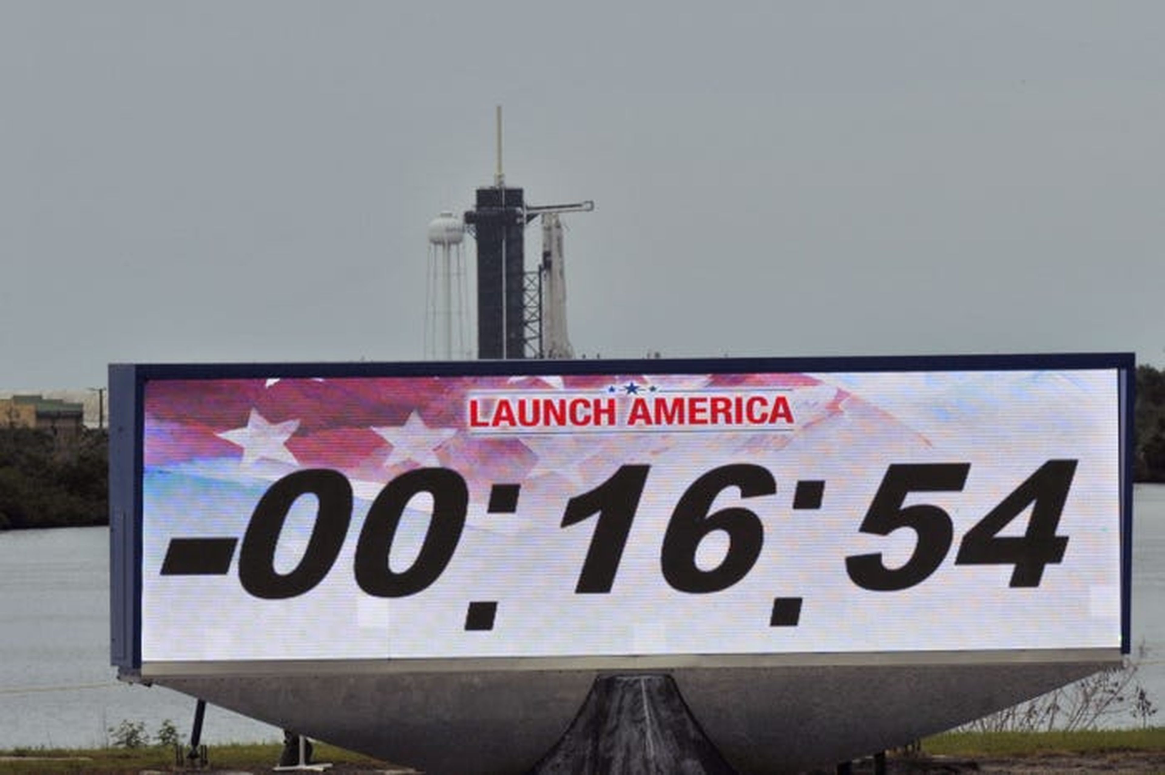 Pantalla que muestra el reloj de cuenta regresiva con el cohete SpaceX Falcon 9 y la nave espacial Crew Dragon en el fondo mientras se posponía el lanzamiento del Centro Espacial Kennedy de la NASA, en Cabo Cañaveral, Florida, EE. UU., 27 de mayo de 2020.