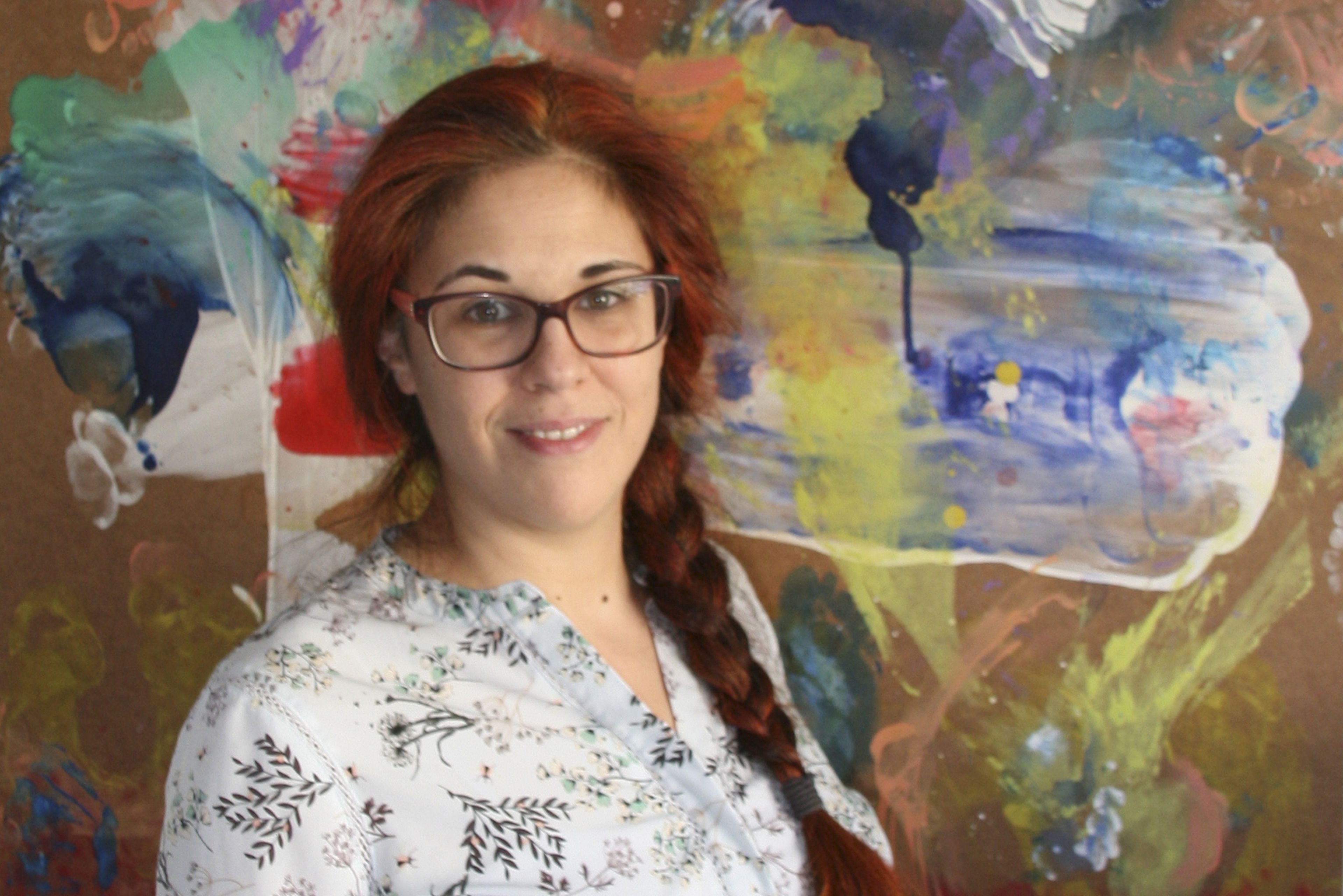 Rocío Silleras, doctora en Bellas Artes y parte del equipo de X-COV de una de sus pinturas de la serie Aquilea.