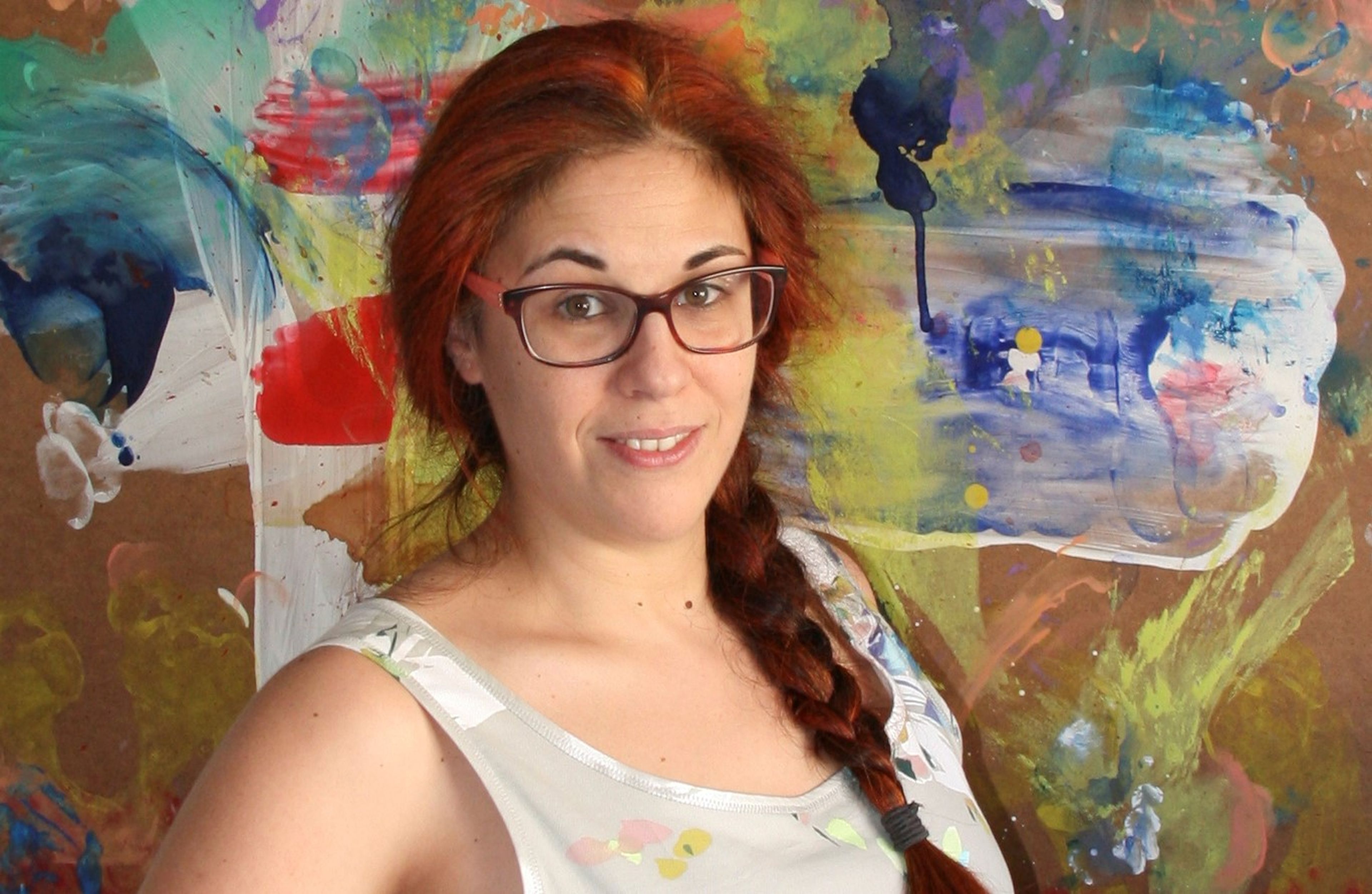 Rocío Silleras, doctora en Bellas Artes y parte del equipo de X-COV de una de sus pinturas de la serie Aquilea.
