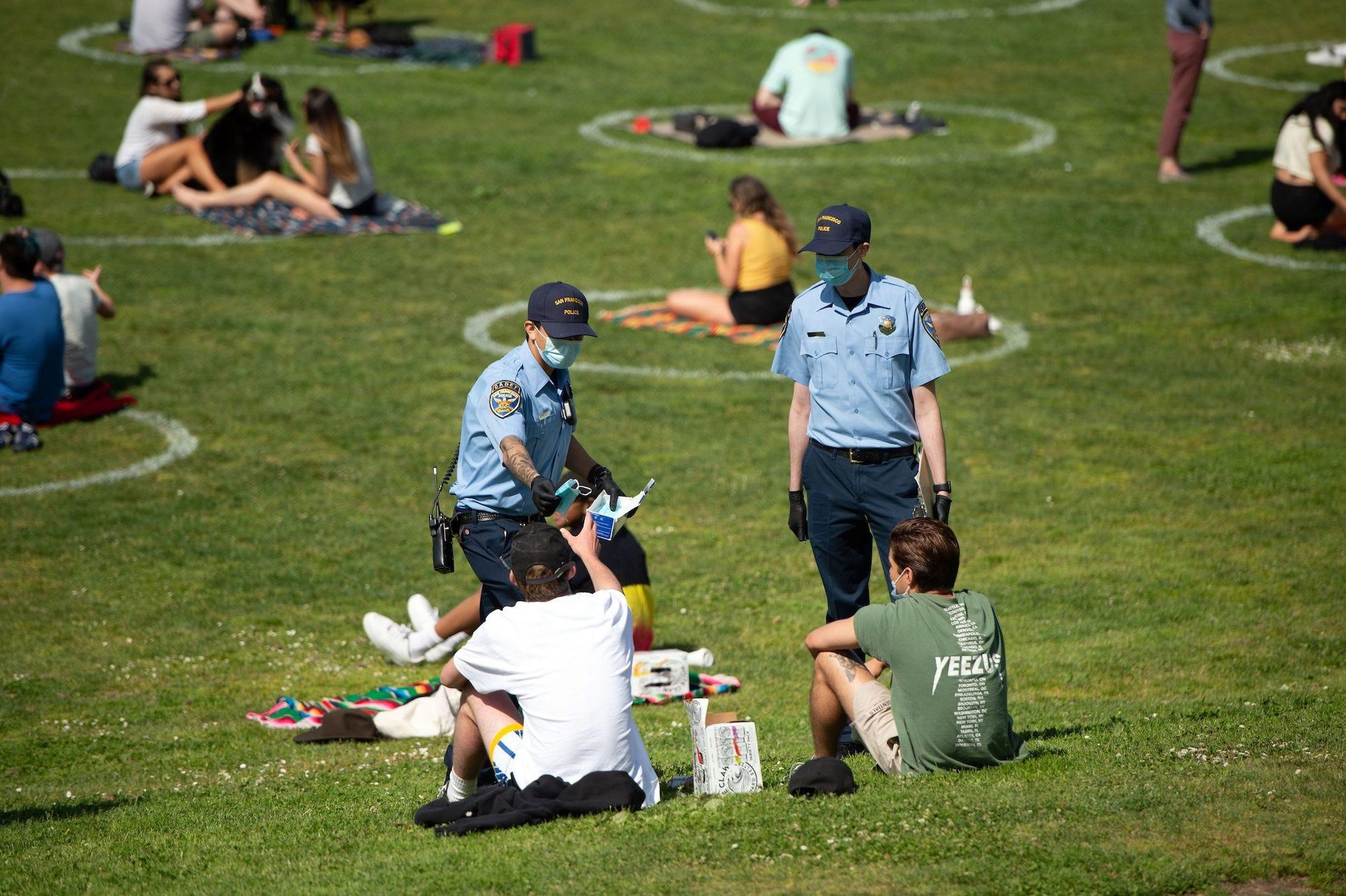 Los cuerpos de policía de San Francisco repartiendo mascarillas en el Parque Dolores, el 22 de mayo.