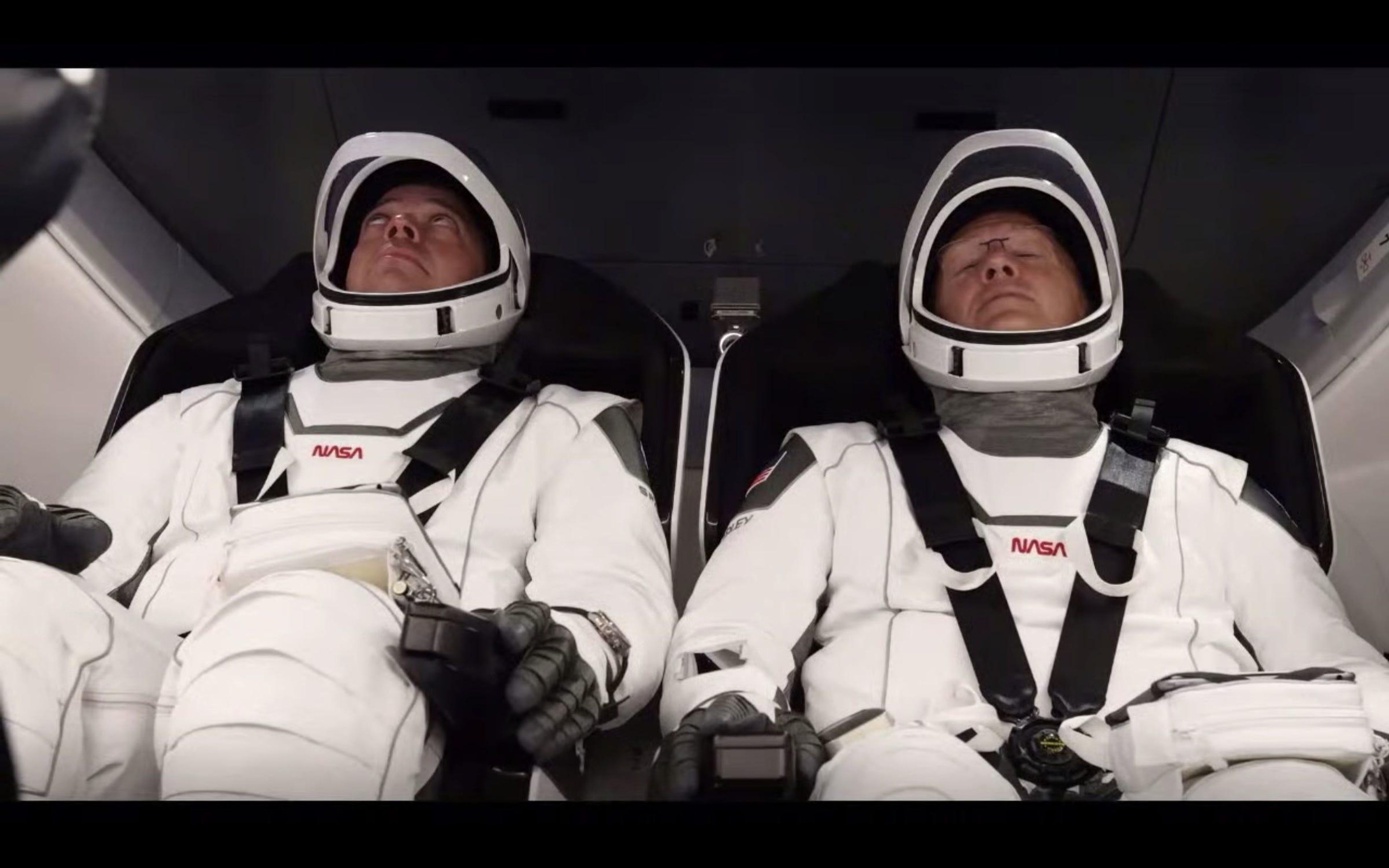 Bob Behnken y Doug Hurley esperan el lanzamiento dentro de la nave espacial Crew Dragon, el 30 de mayo de 2020.
