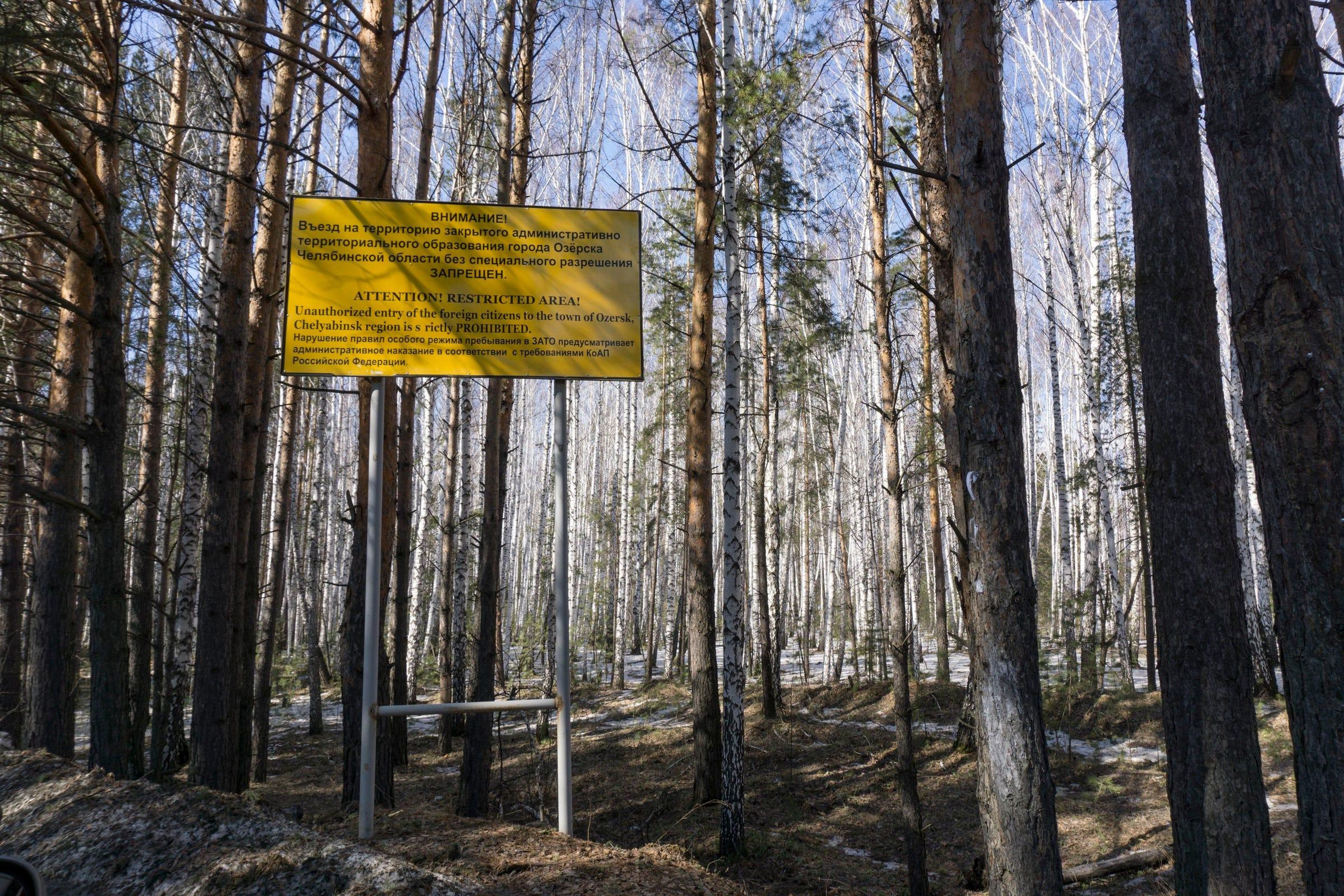 Un letrero advierte a personas que no entren a la ciudad de Ozersk, cerca de la instalación nuclear de Mayak.
