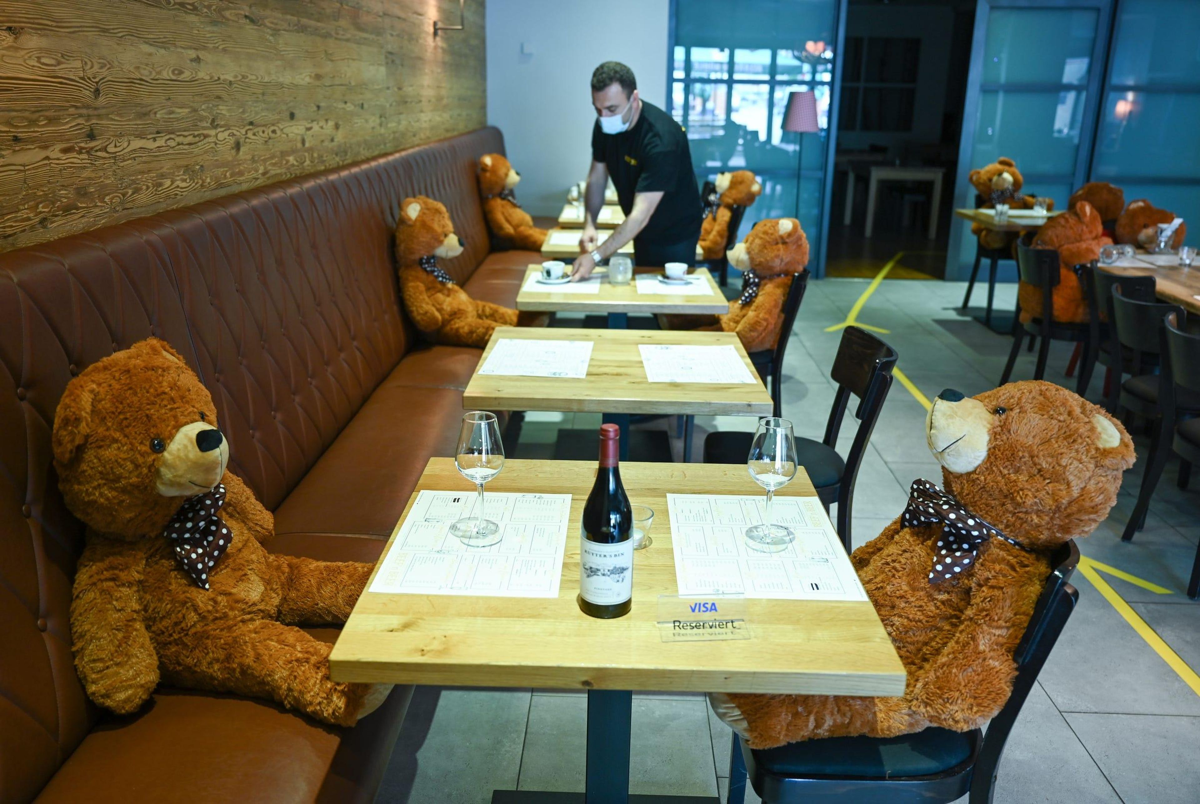 Teddy bears sit at tables at the restaurant "Beef'n Beer" in Hofheim, Germany, on May 25, 2020.
