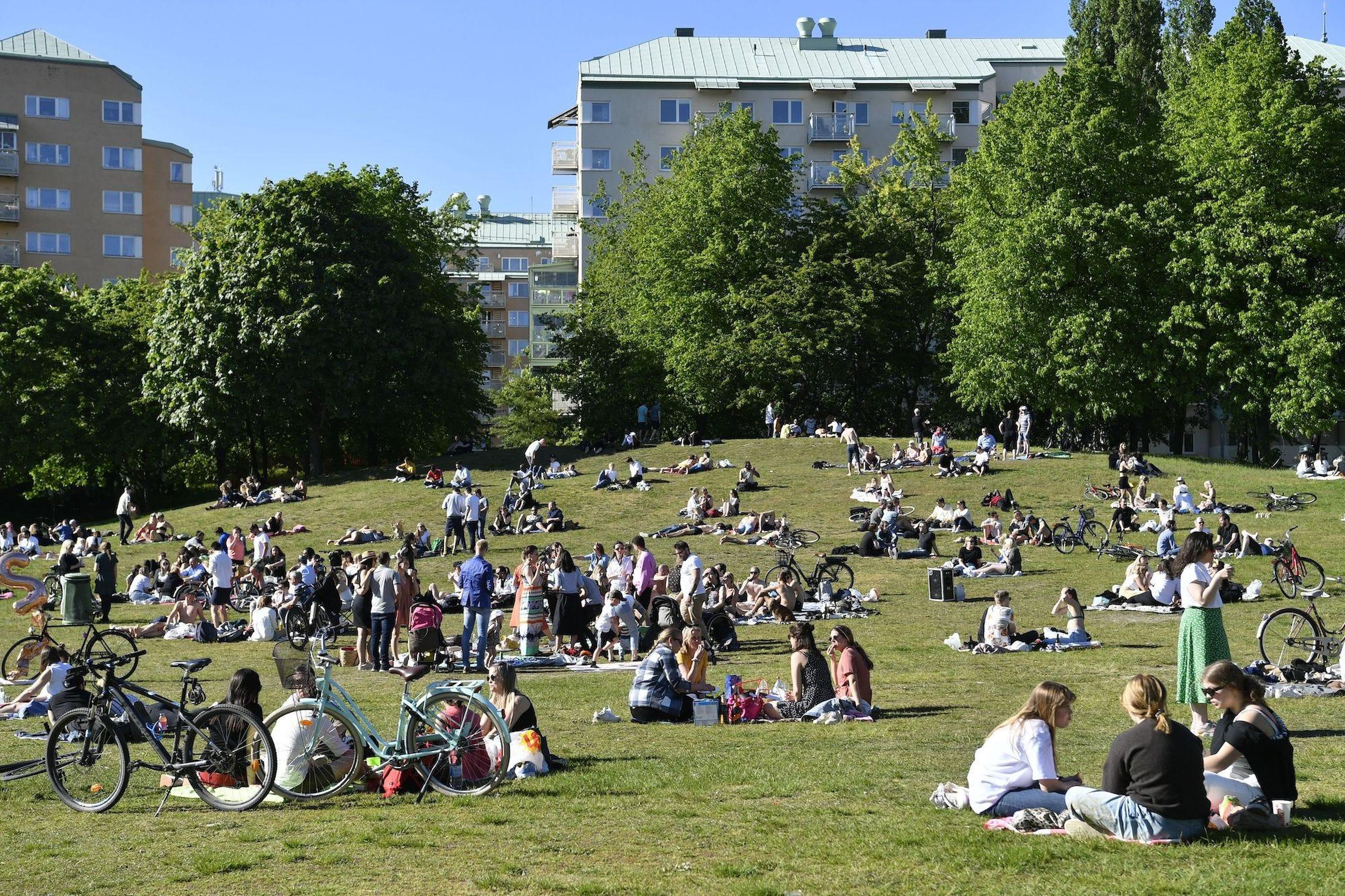 La gente disfruta del tiempo soleado en el parque Tantolunden de Estocolmo el 30 de mayo de 2020, en medio de la pandemia de coronavirus.