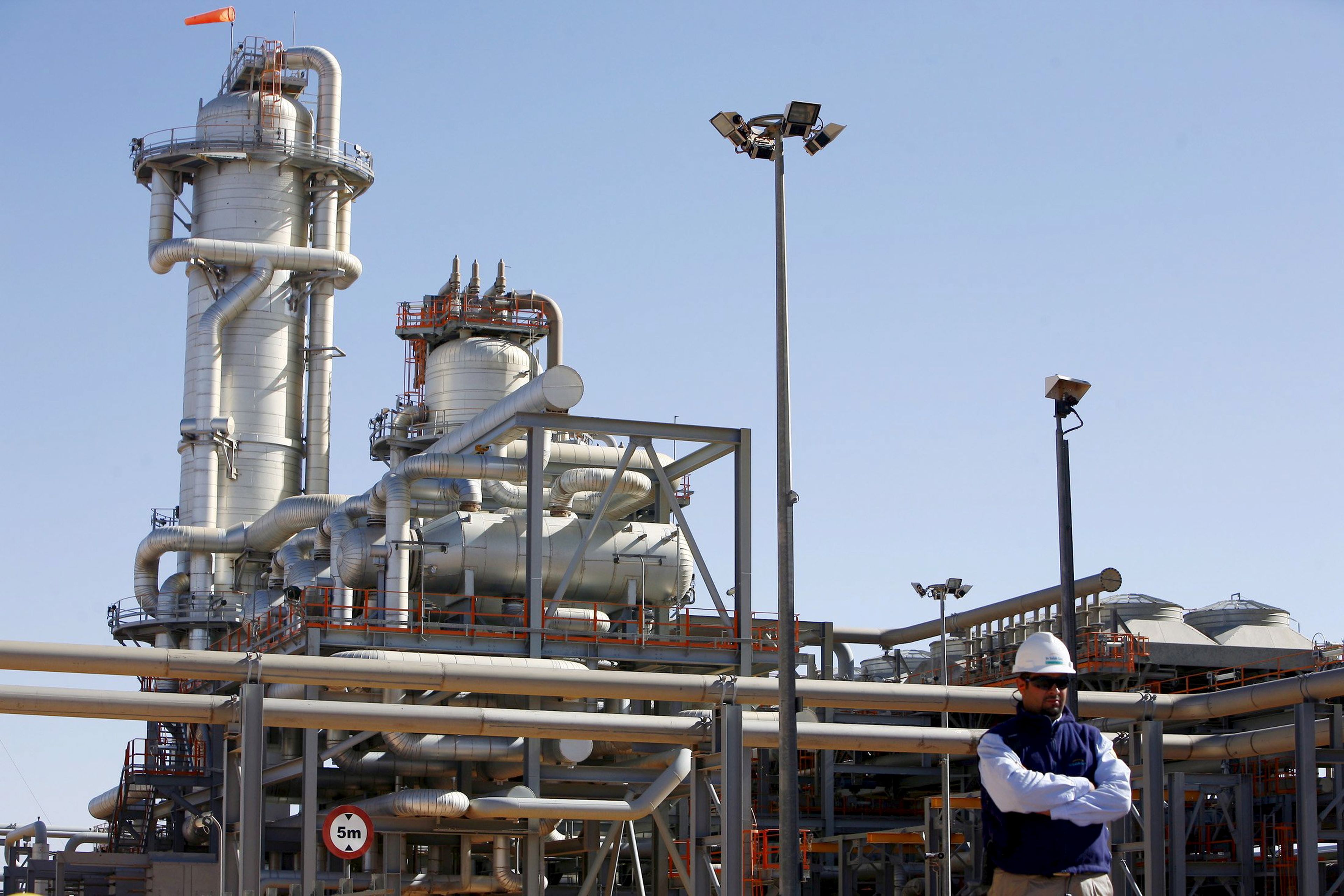 Un técnico frente a una planta de gas natural en Argelia.