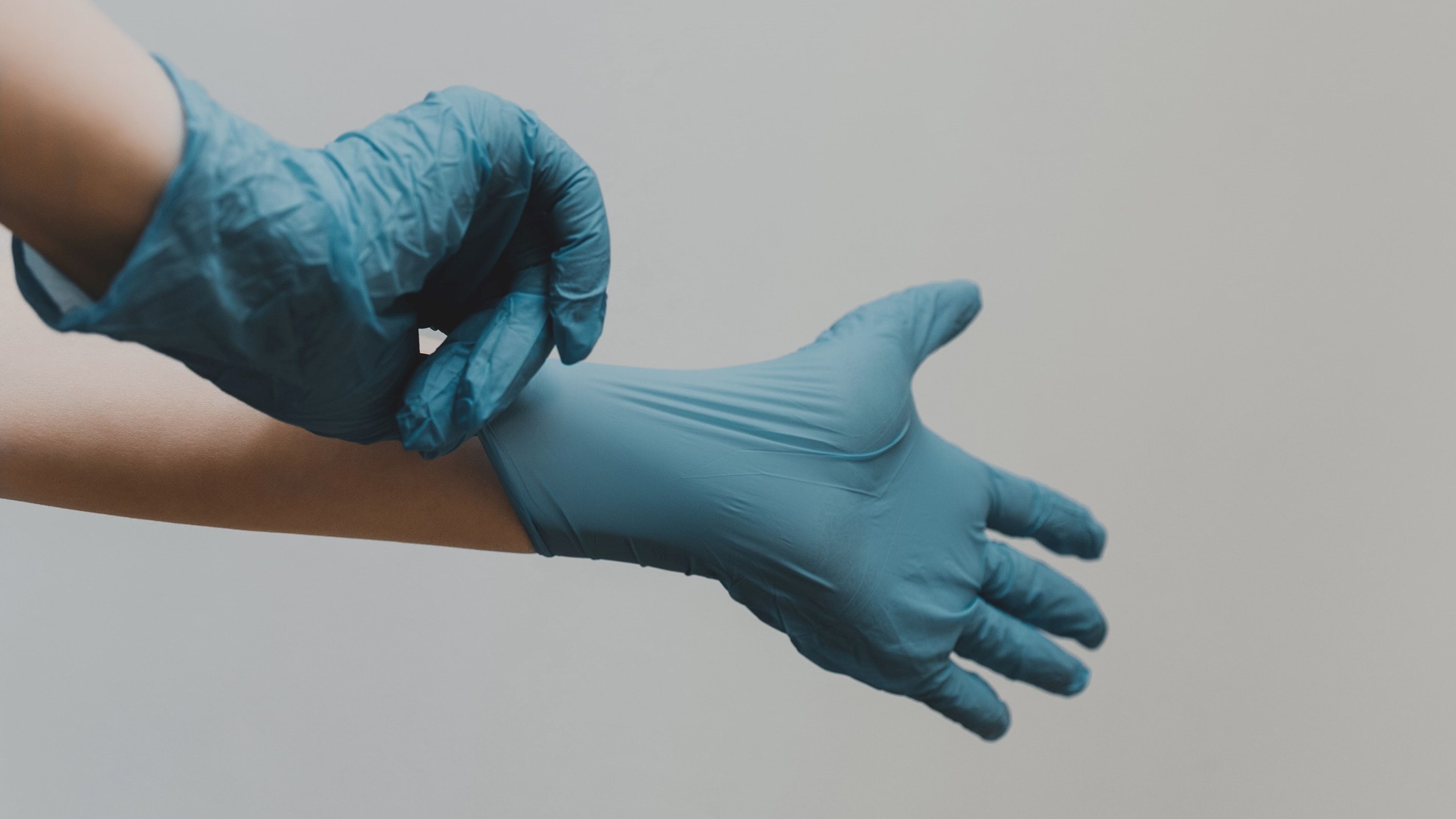 Tocar el exterior de guantes desechables contaminados.