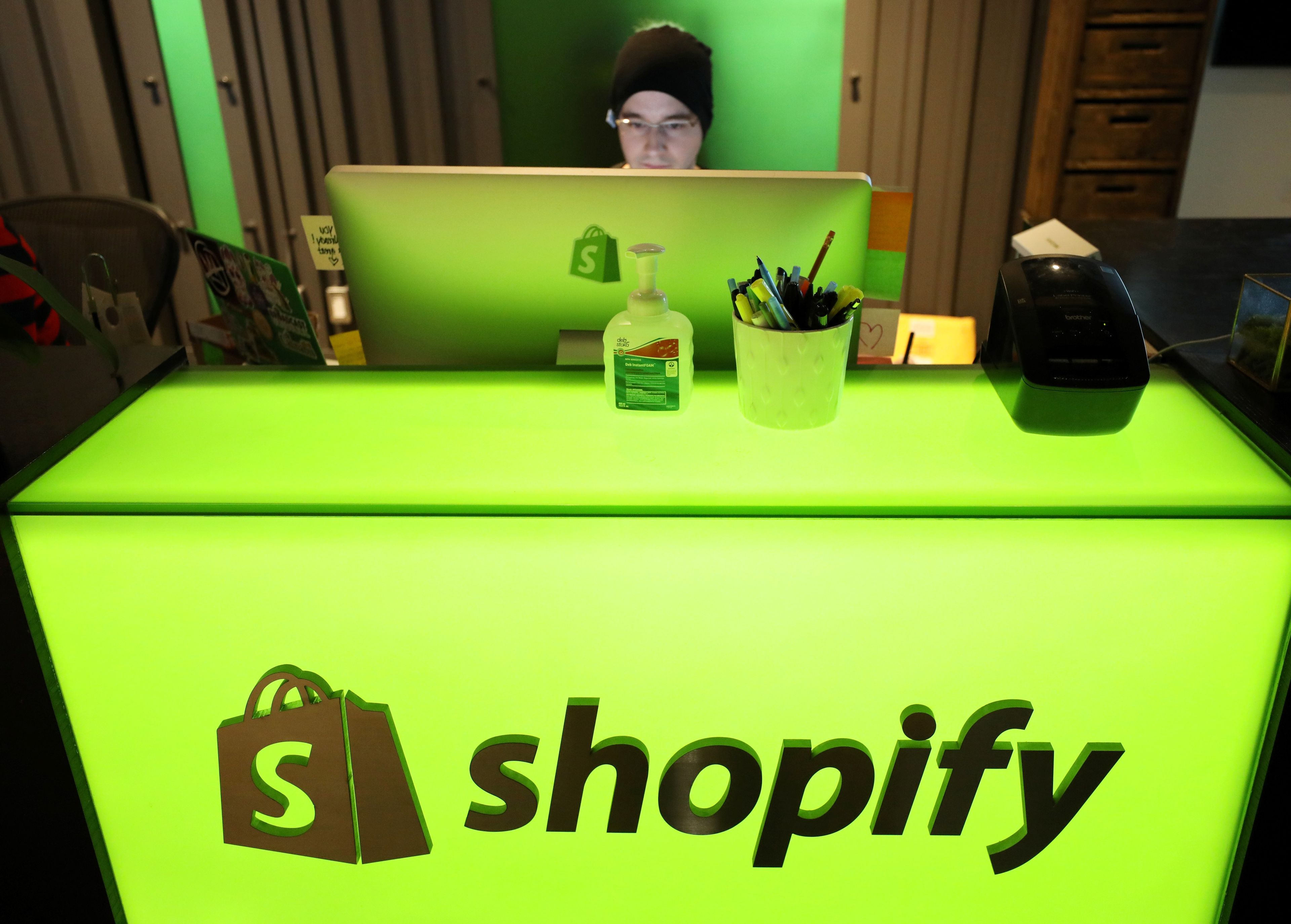 Un empleado en la sede de Shopify en Ottawa (Canadá).