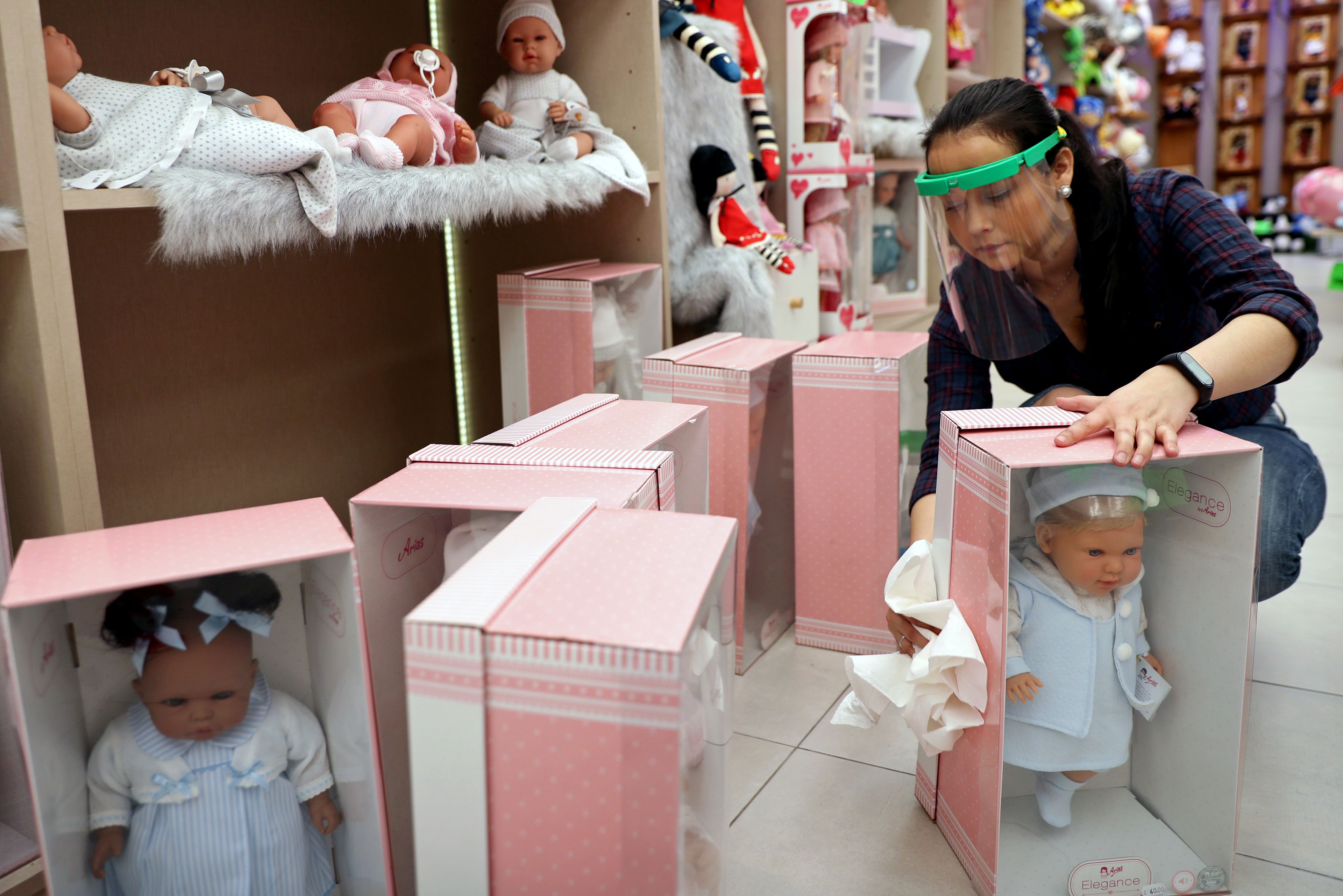 Una trabajadora de una tienda de juguetes desinfecta los productos en medio de la pandemia del coronavirus