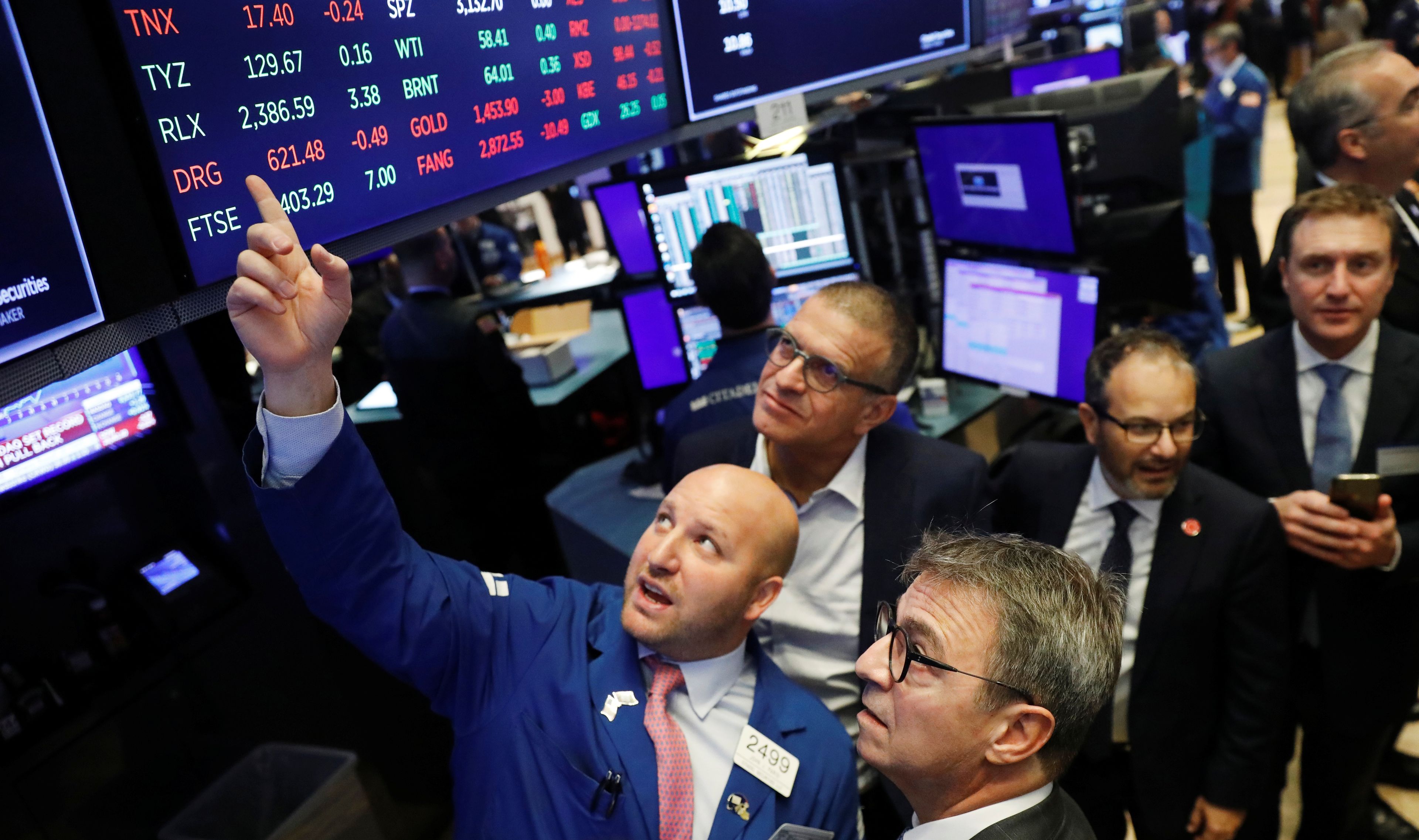 Traders observan las cotizaciones en Wall Street.