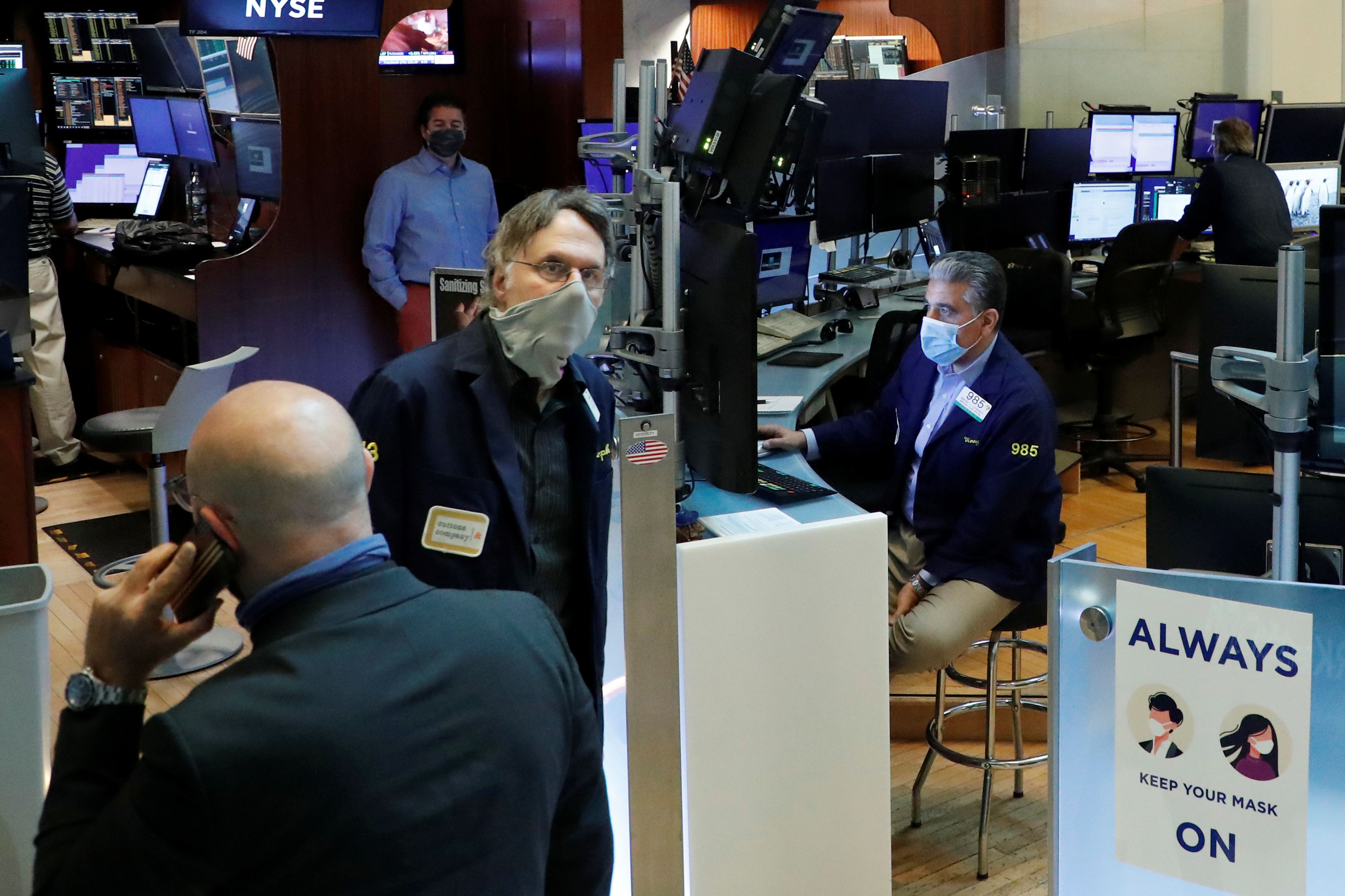 Traders operan en Wall Street