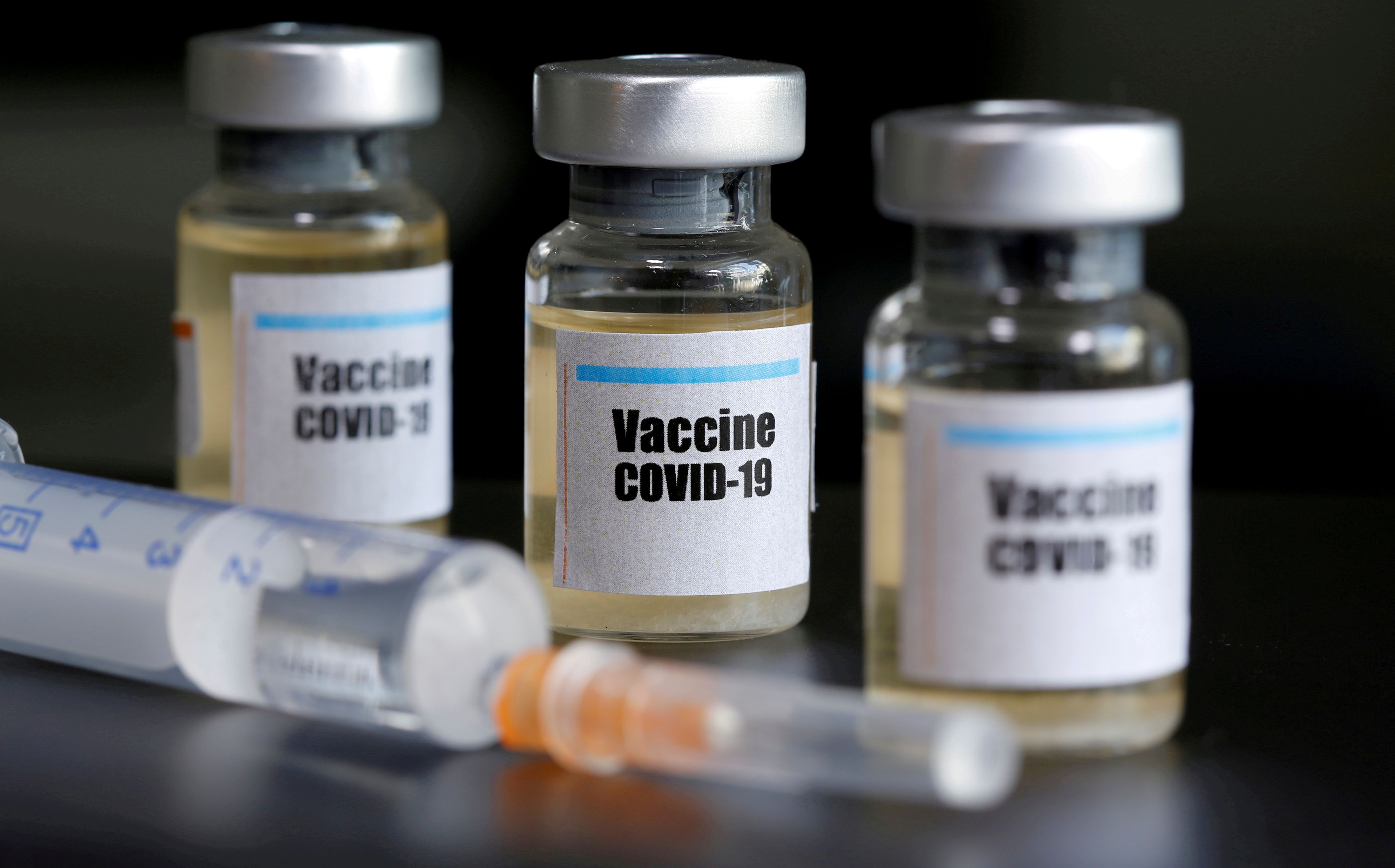 Unas muestras etiquetadas en los laboratorios de AstraZeneca etiquetadas como 'vacuna COVID-19'