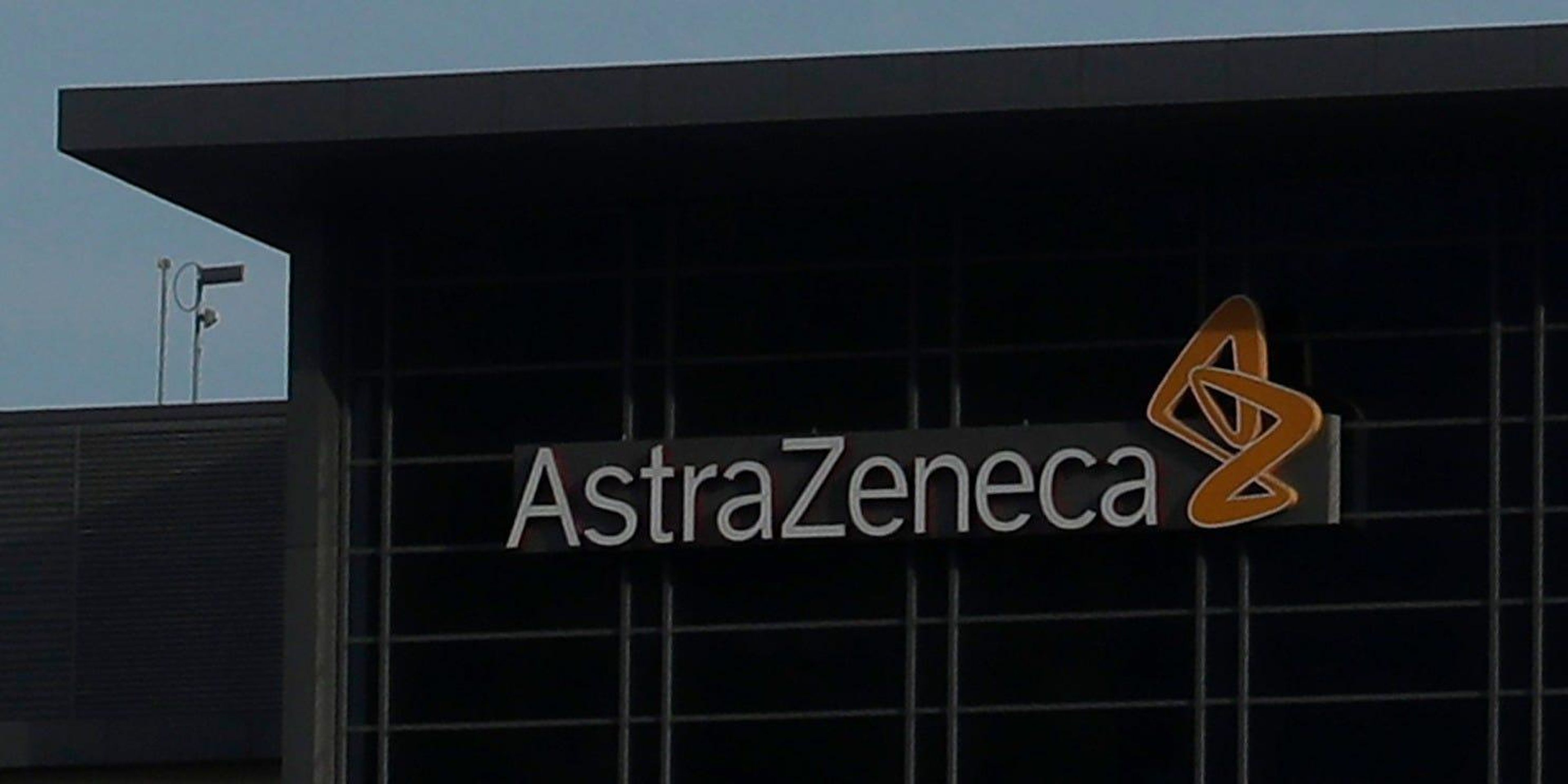 Una vista del logo de AstraZeneca en un edificio del sur de San Francisco, California